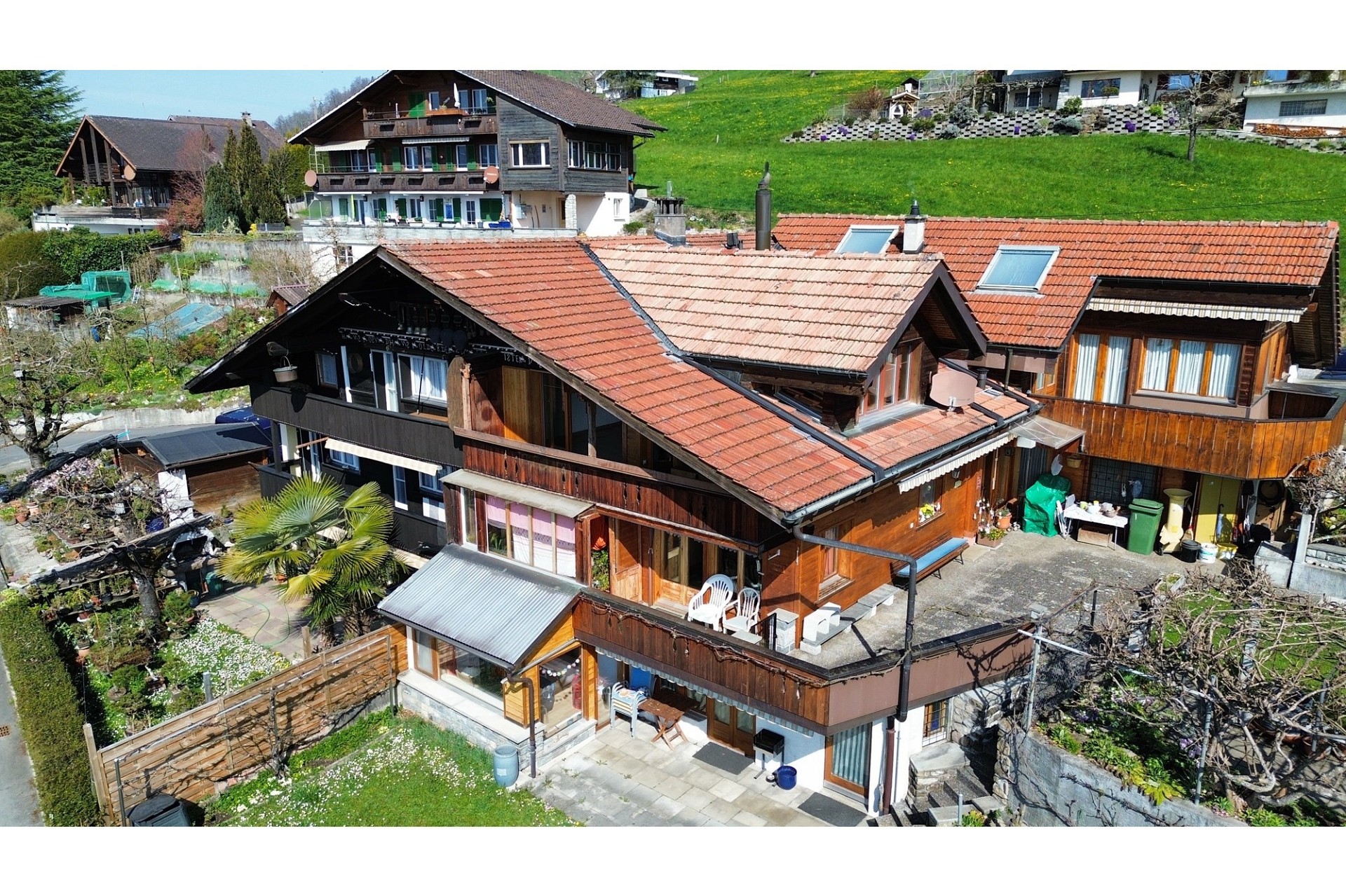 Alpenhaus mit Terrassen und Satteldächern