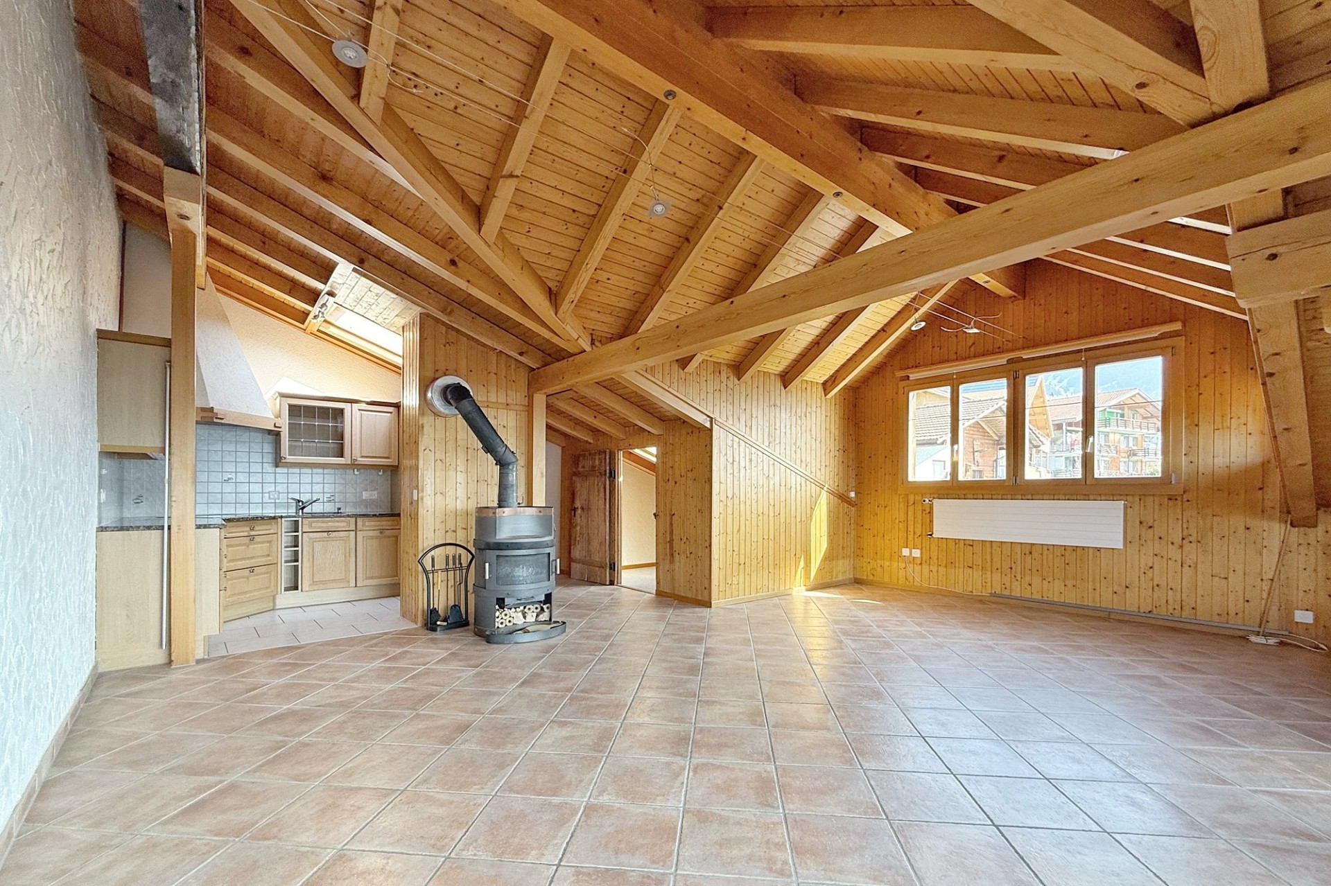 Rustikaler Wohnraum mit Holzdecke und Kaminofen