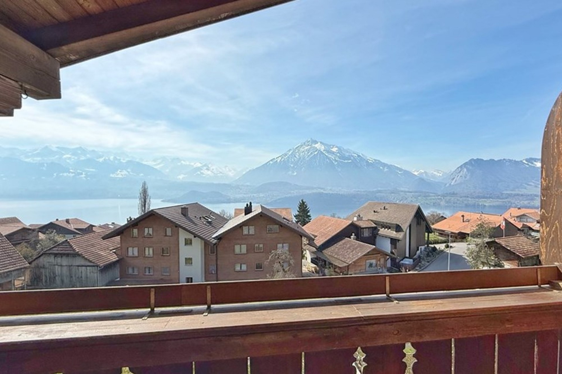 Balkon mit Berg- und Seeblick