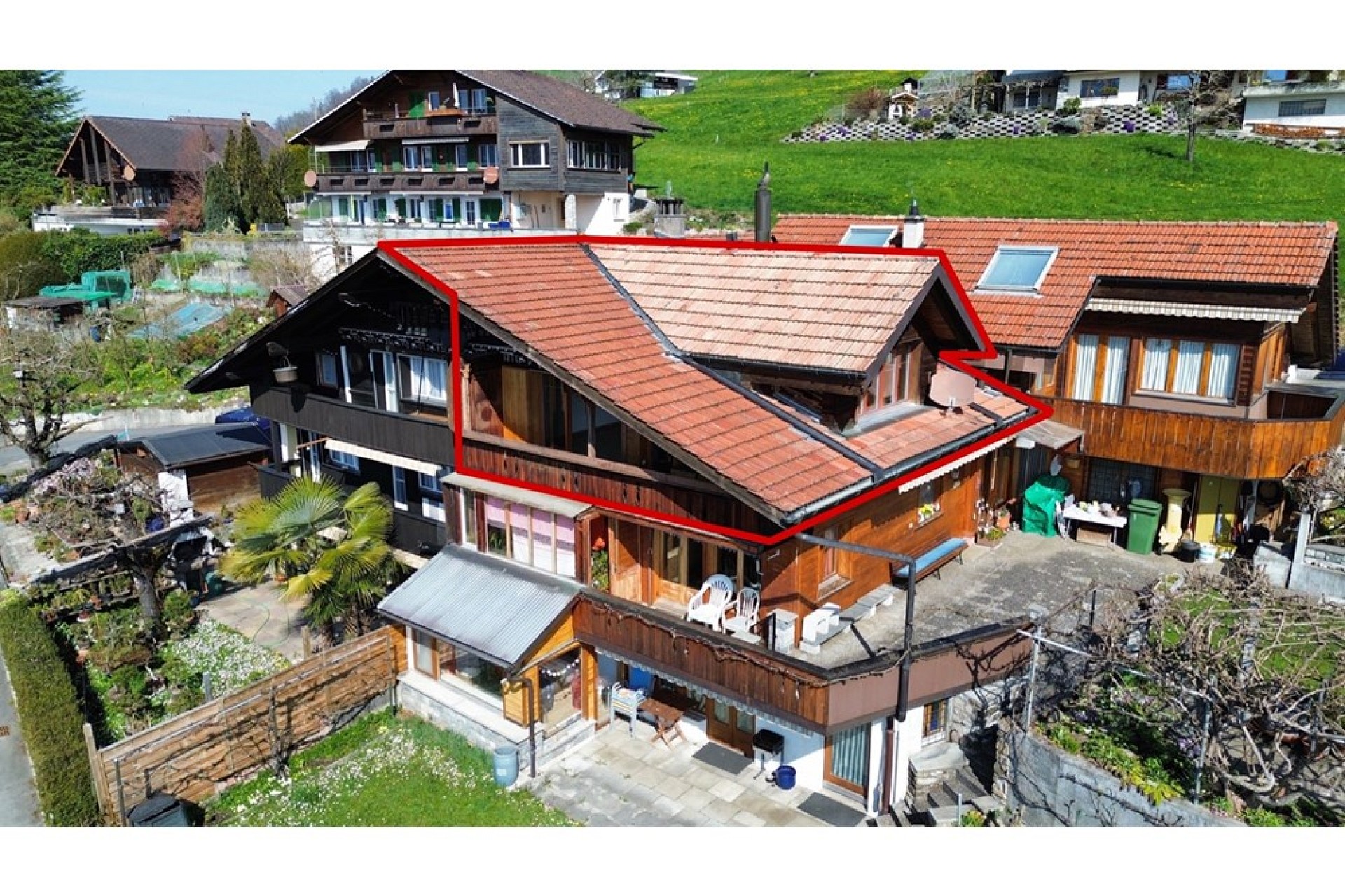 Luftaufnahme eines Wohnhauses mit markiertem Dachbereich