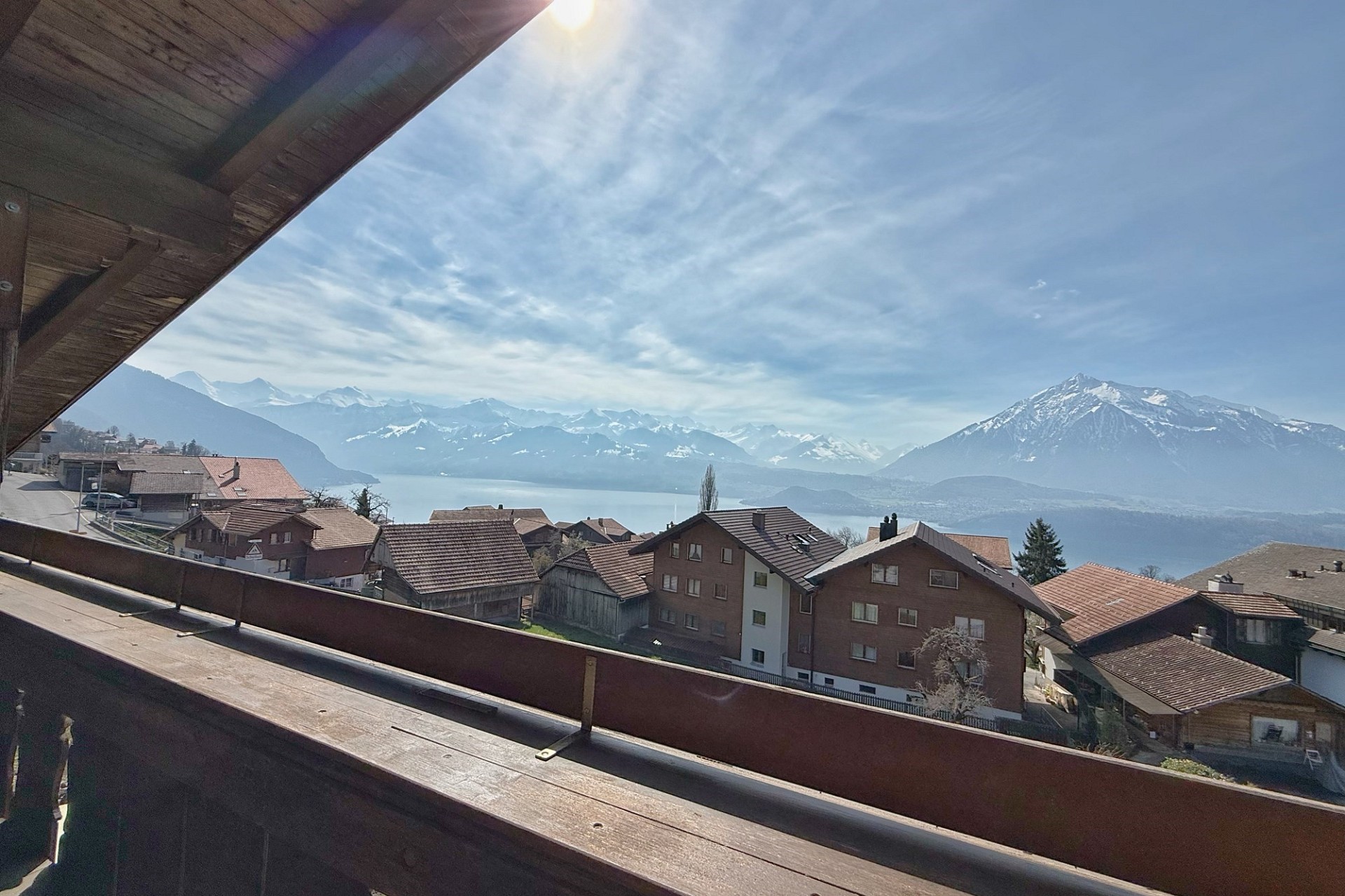 Balkon mit Berg- und Seeblick