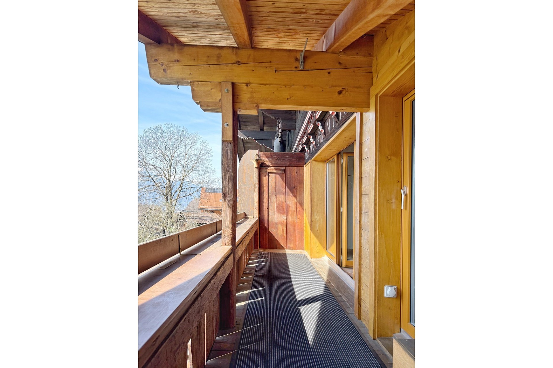 Holzbalkon mit Blick ins Freie