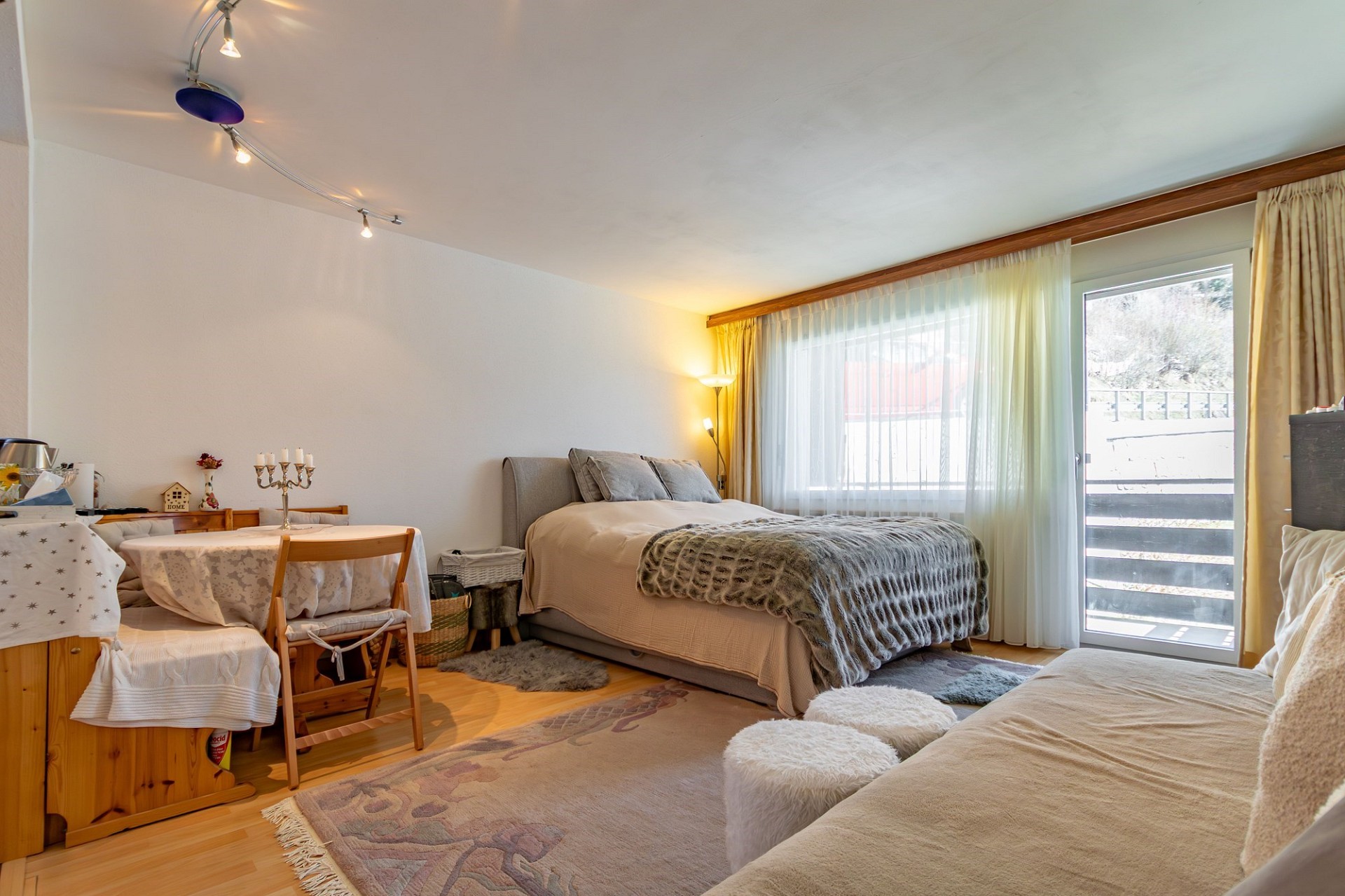 Helles Schlafzimmer mit Balkonzugang