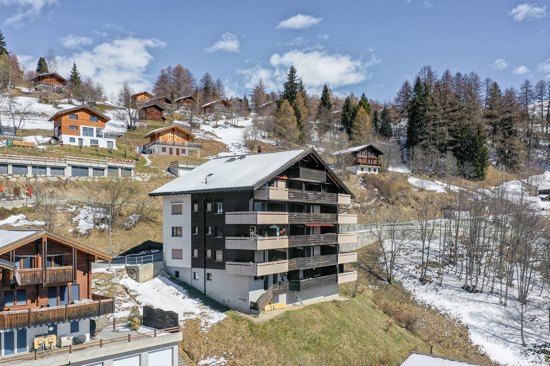 Alpine Wohnanlage im Winter