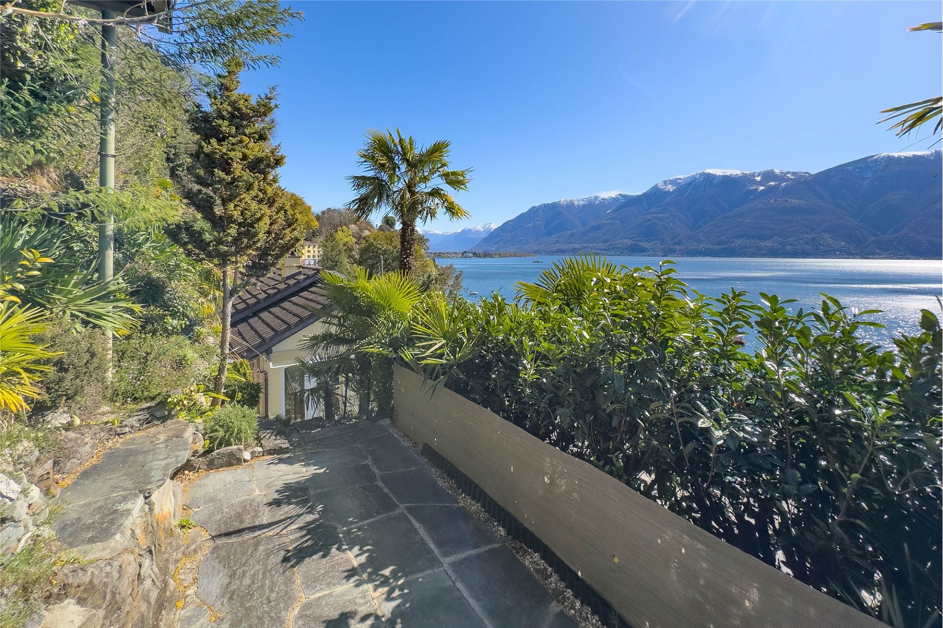 Seeblick von einem begrünten Grundstück mit Terrasse