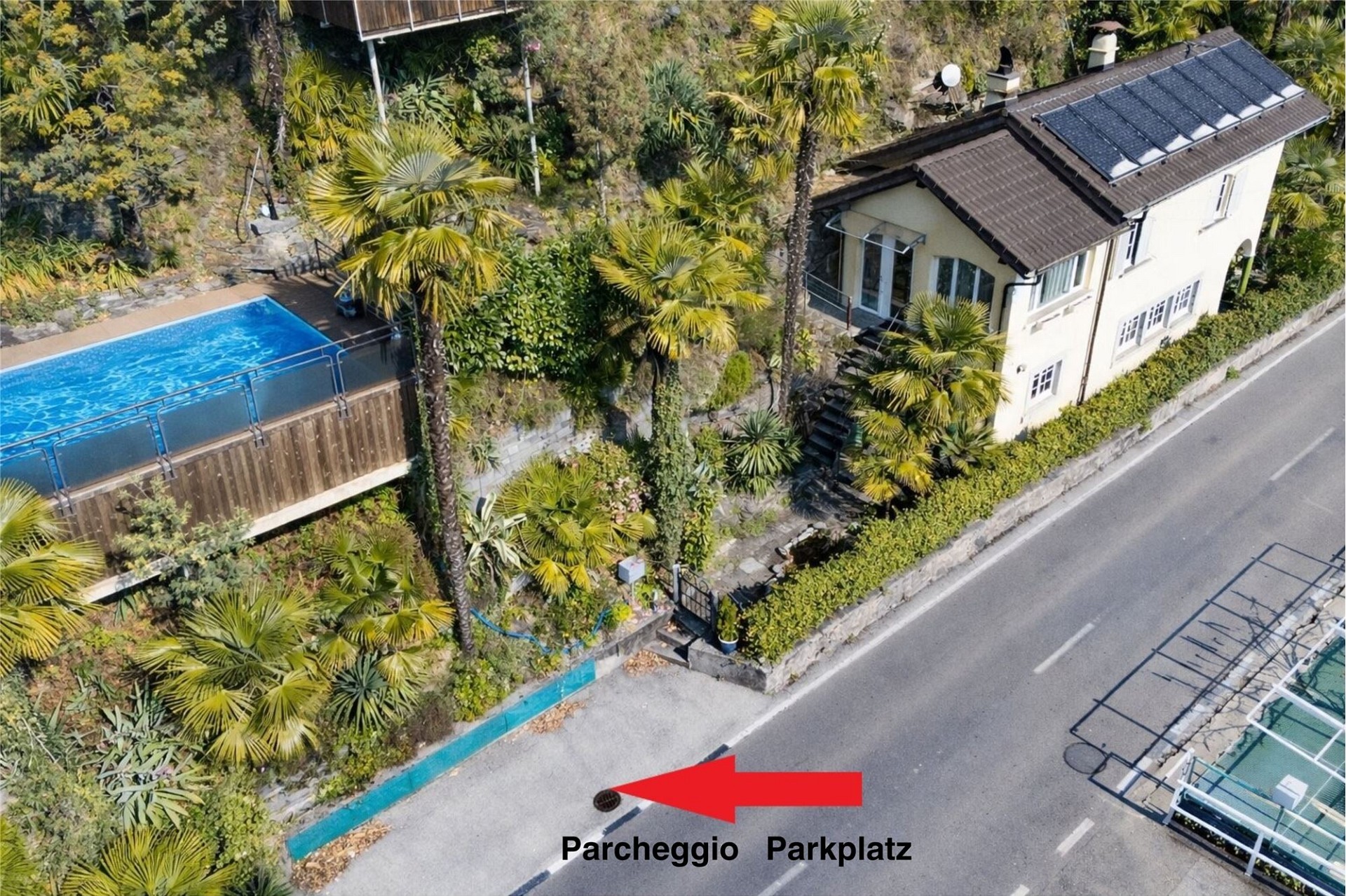 Luftaufnahme eines Hauses mit Pool und Straßenzugang