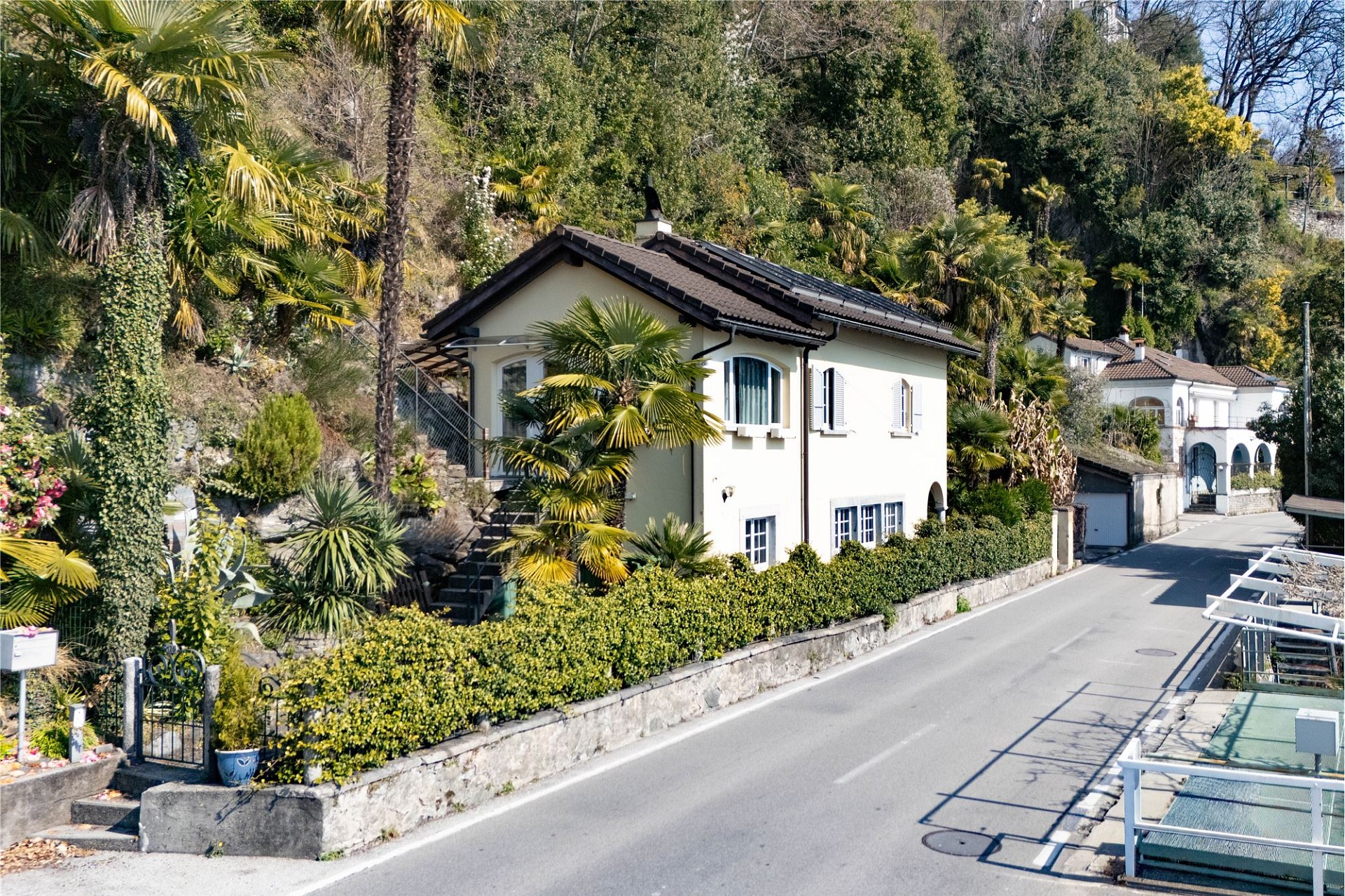 Villa am Hang mit mediterraner Umgebung