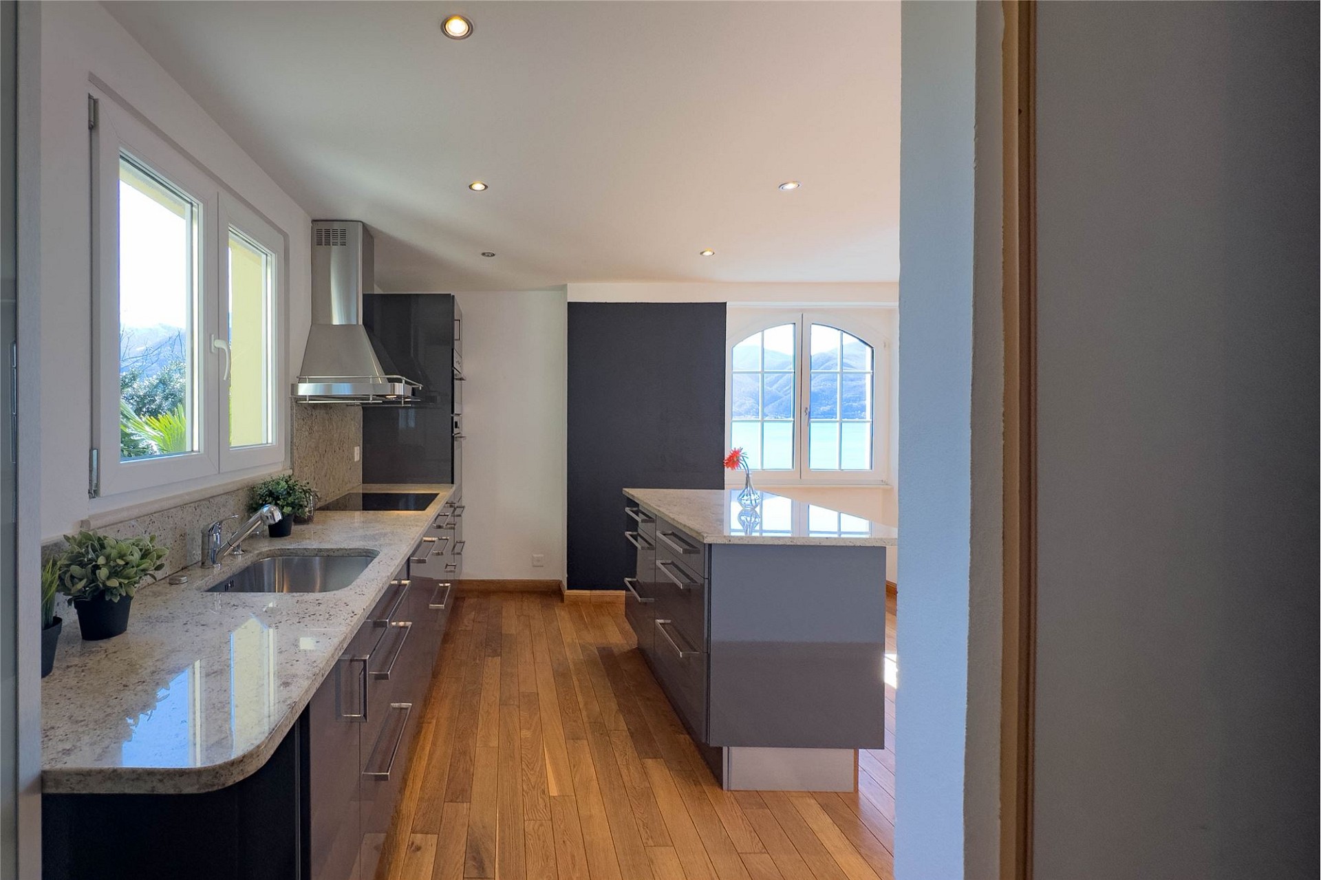 Moderne Küche mit Insel und Naturblick