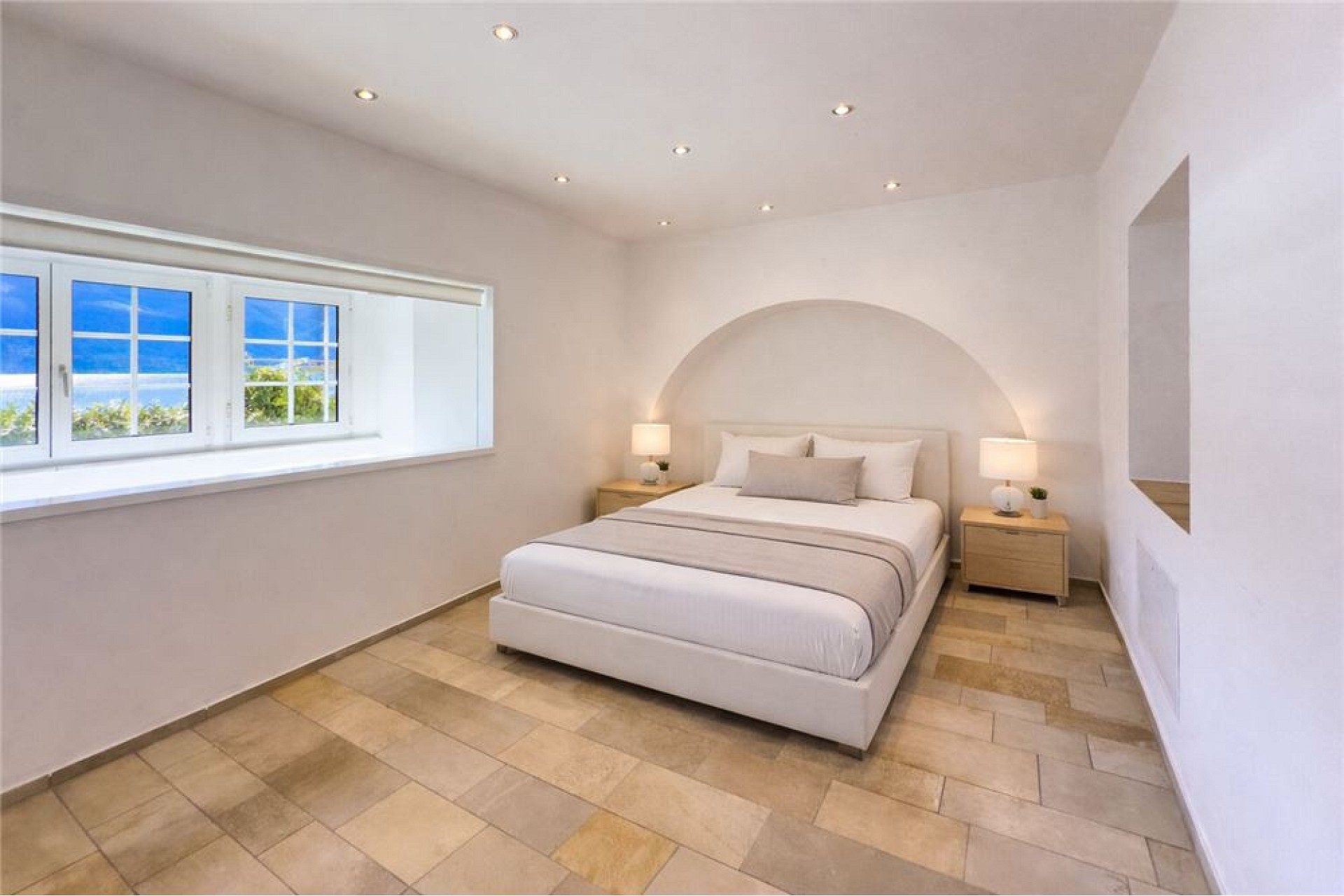 Helles, minimalistisches Schlafzimmer mit Meerblick