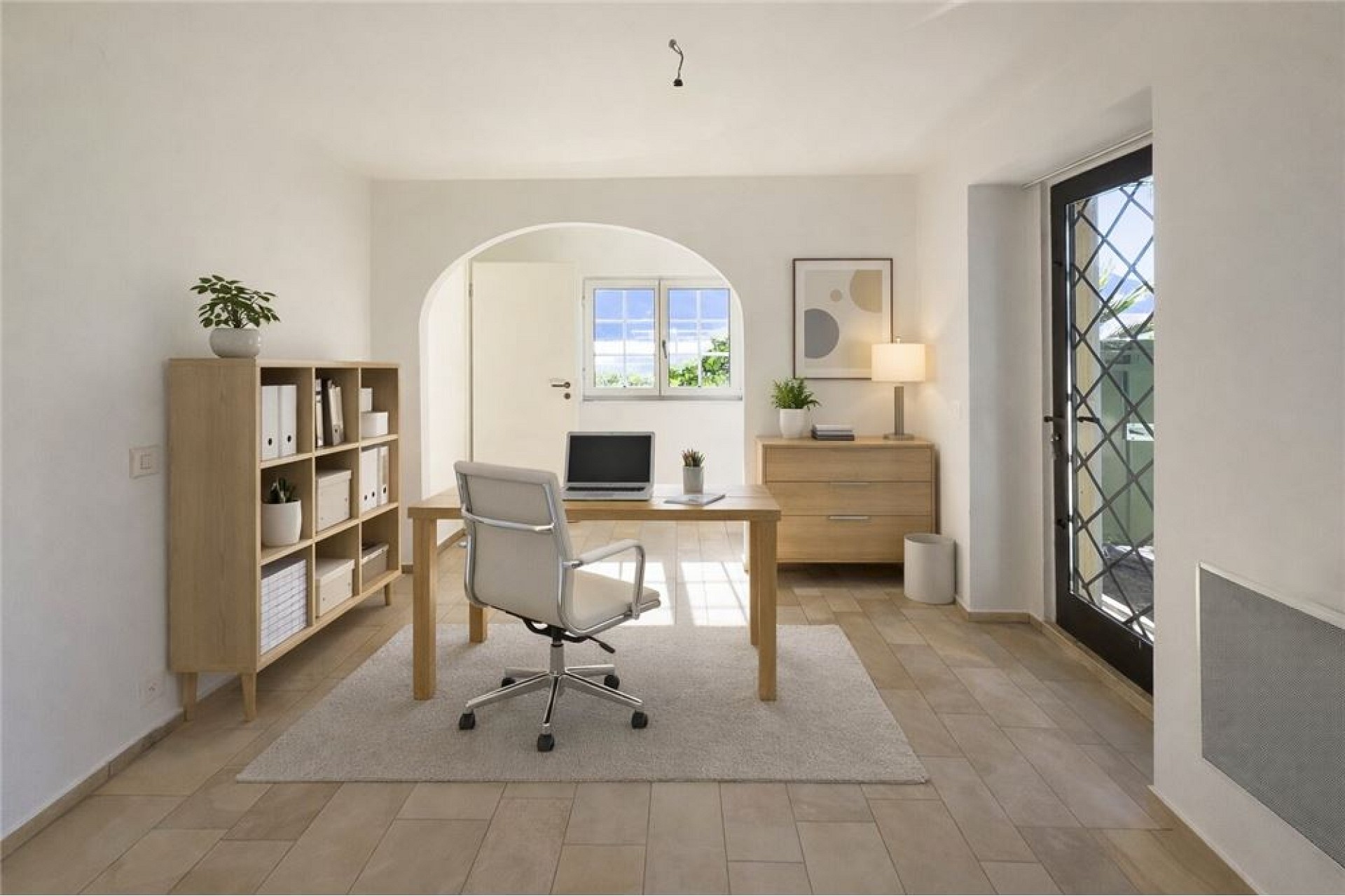 Heller Arbeitsraum mit Schreibtisch und Stauraum