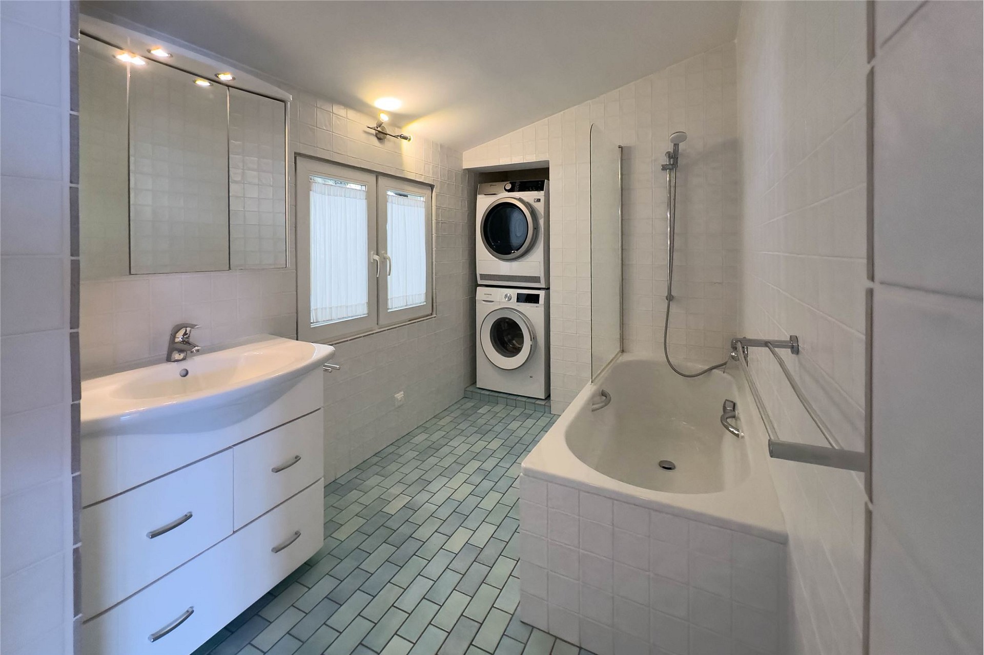 Badezimmer mit Badewanne und Waschmaschinen