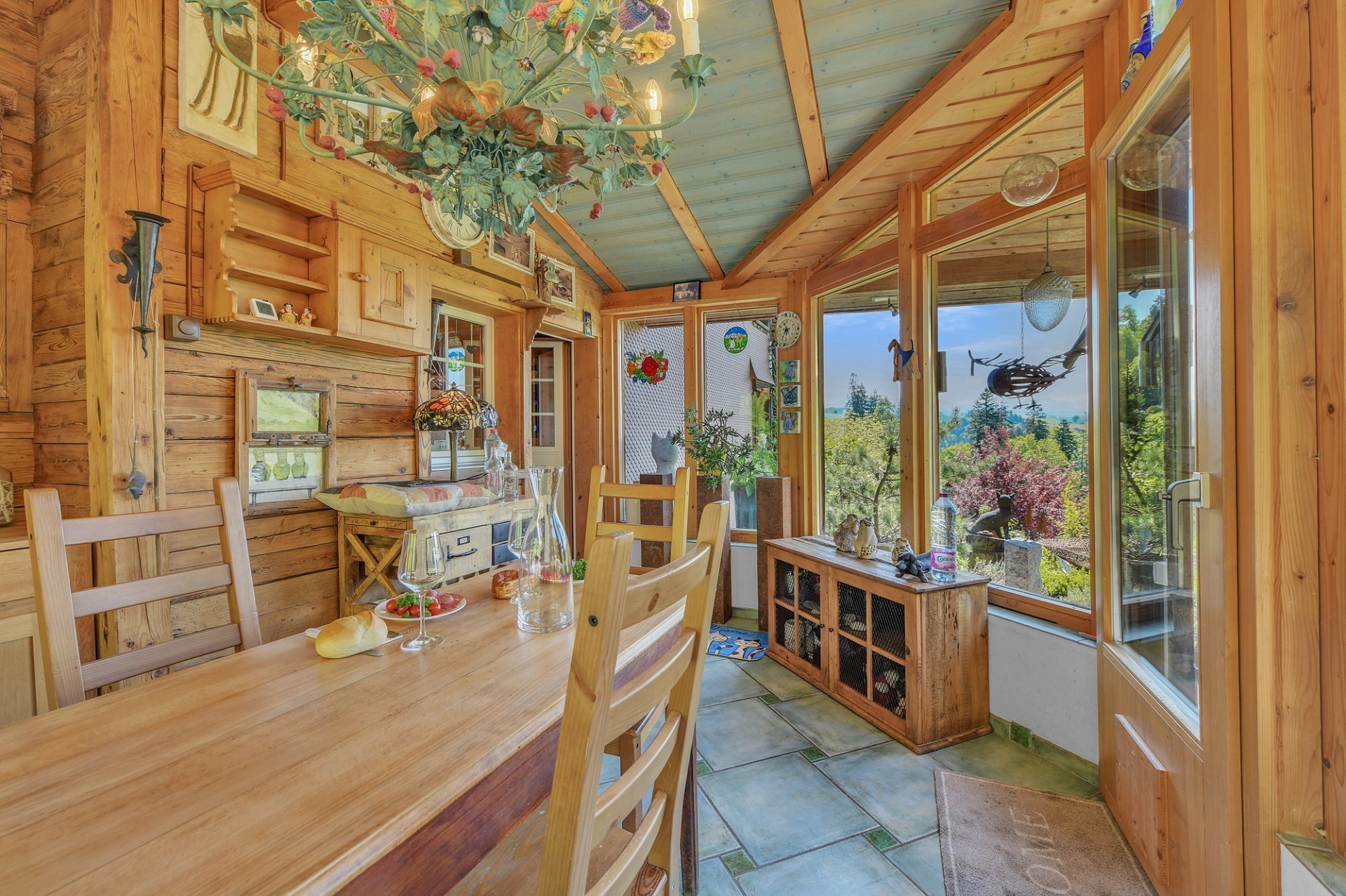 Rustikale Holzveranda mit Essbereich