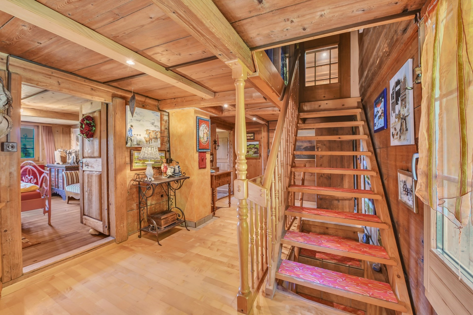 Rustikale Holz-Innenansicht mit Treppe