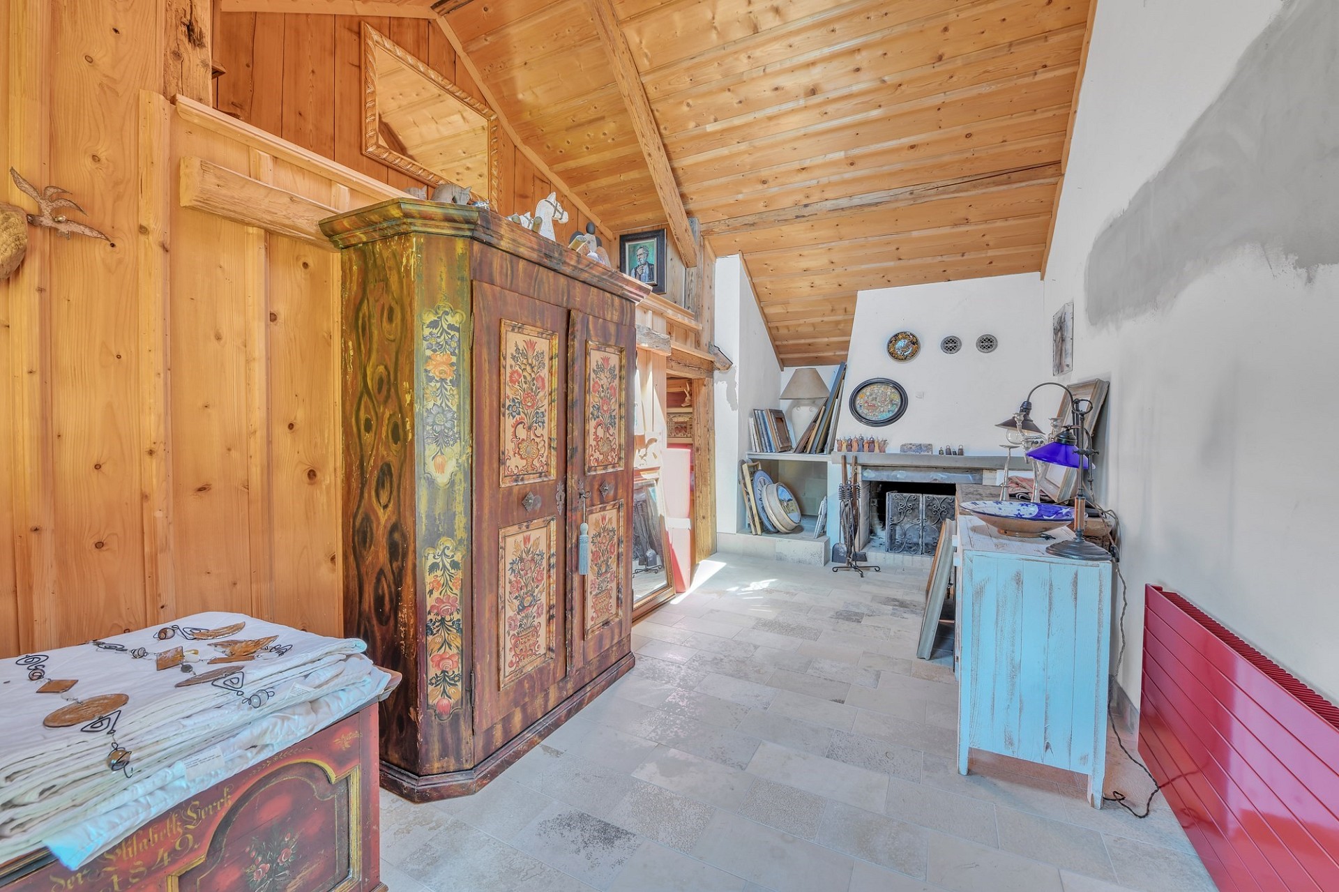 Rustikaler Dachraum mit Holzausstattung