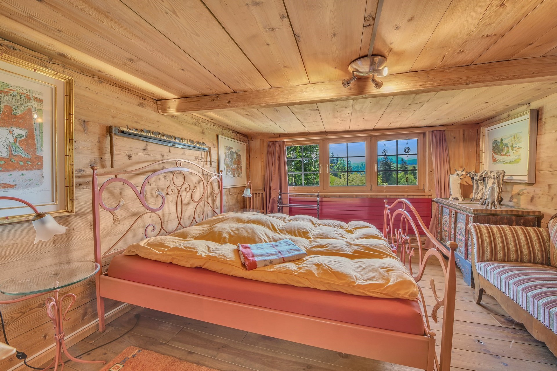 Gemütliches Schlafzimmer im alpinen Landhausstil