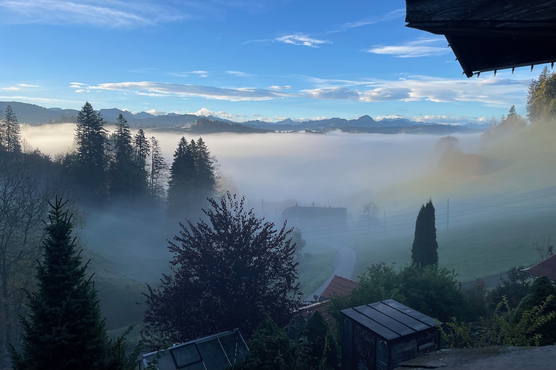 Berglandschaft mit Nebel und Talblick