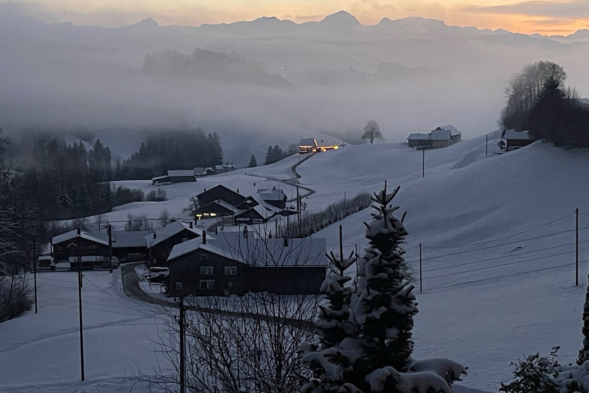 Verschneite Berglandschaft bei Dämmerung