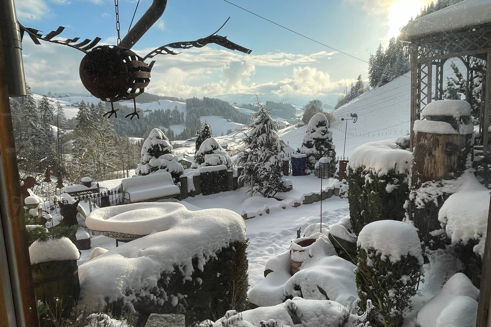 Verschneiter Garten mit Bergblick