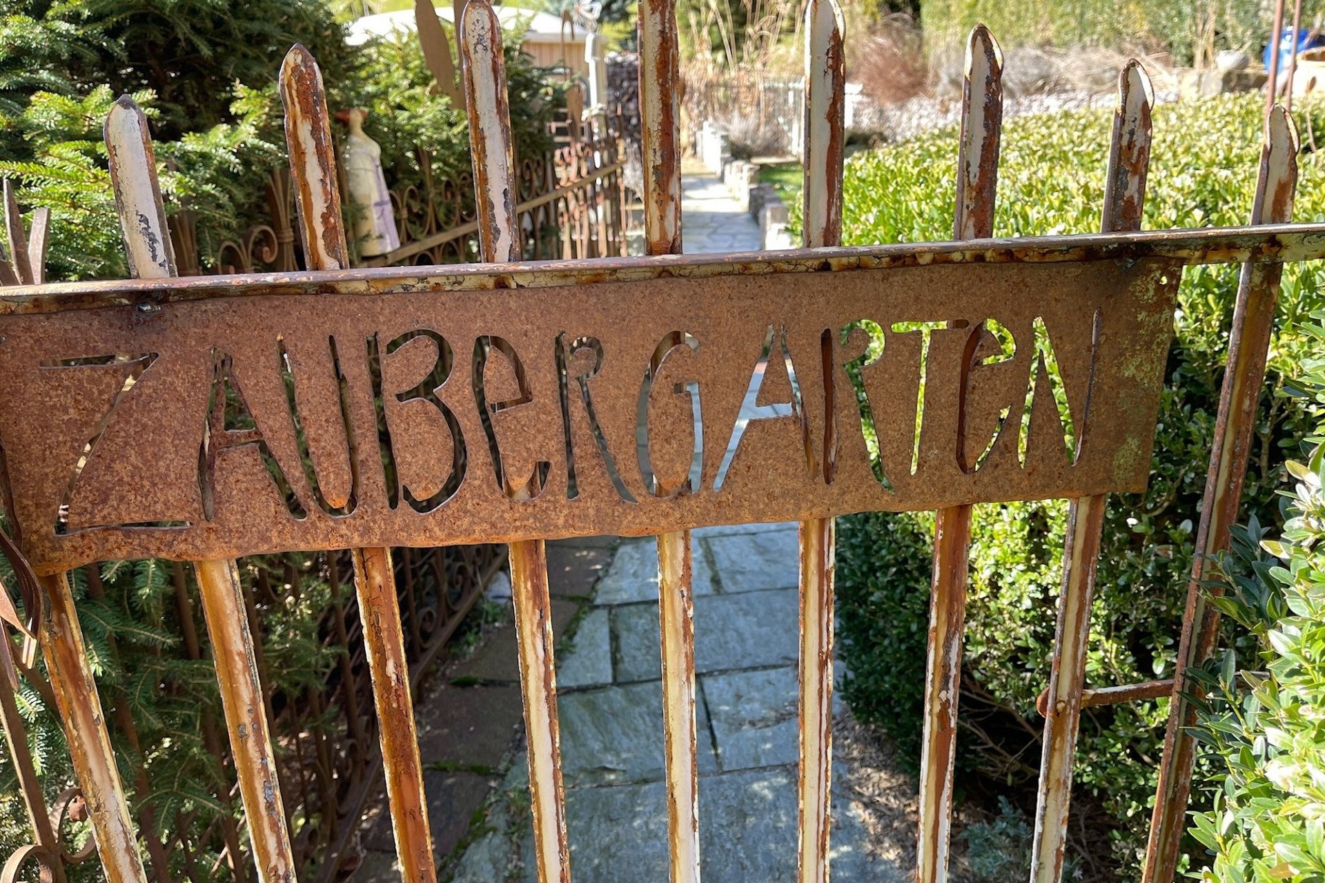 Verrostetes Gartentor mit Zaun