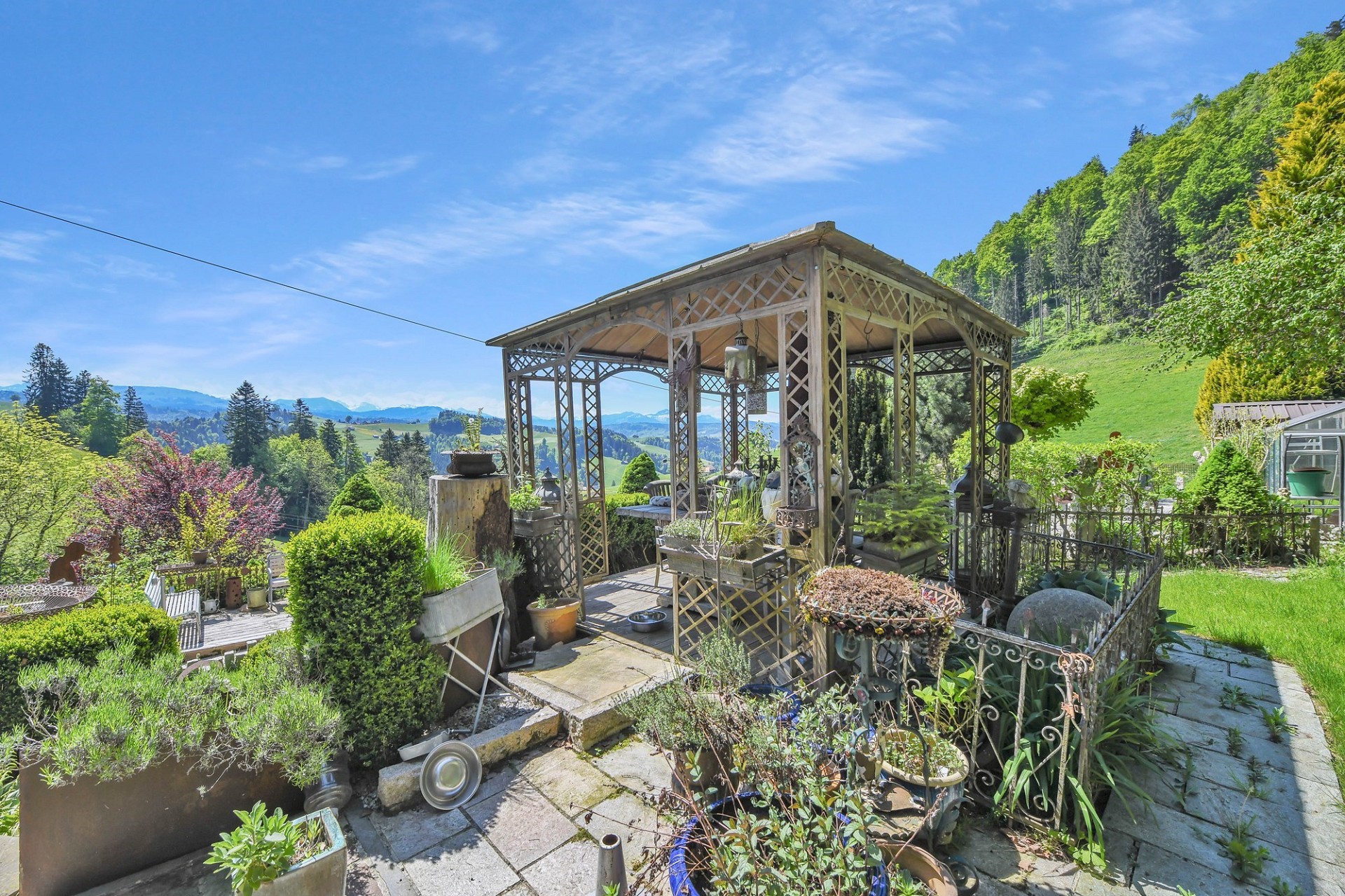Alpen-Gartenpavillon mit Panoramablick