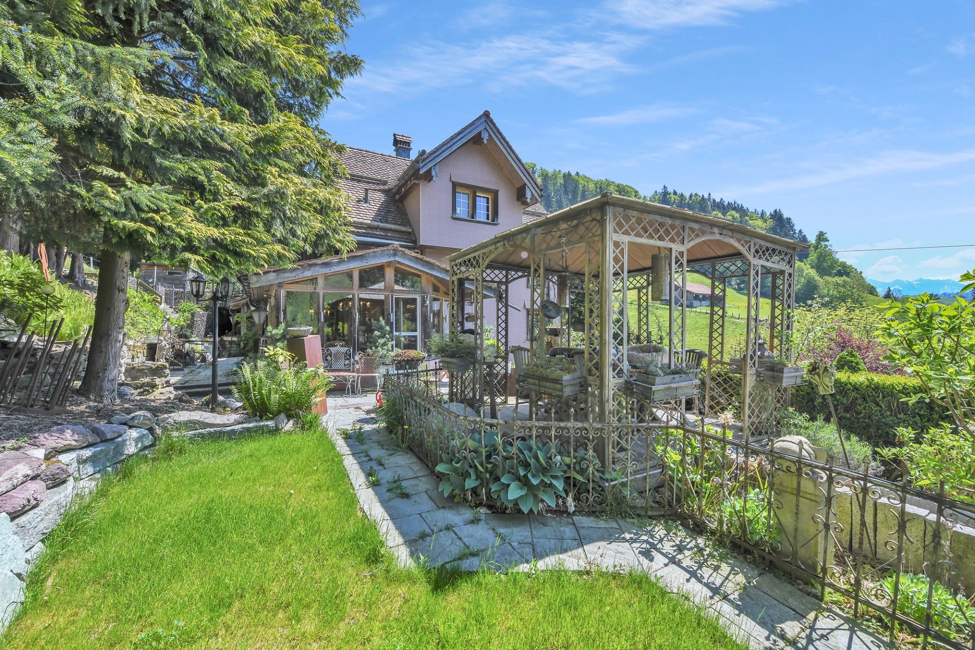 Ländliches Haus mit großem Garten und Pavillon