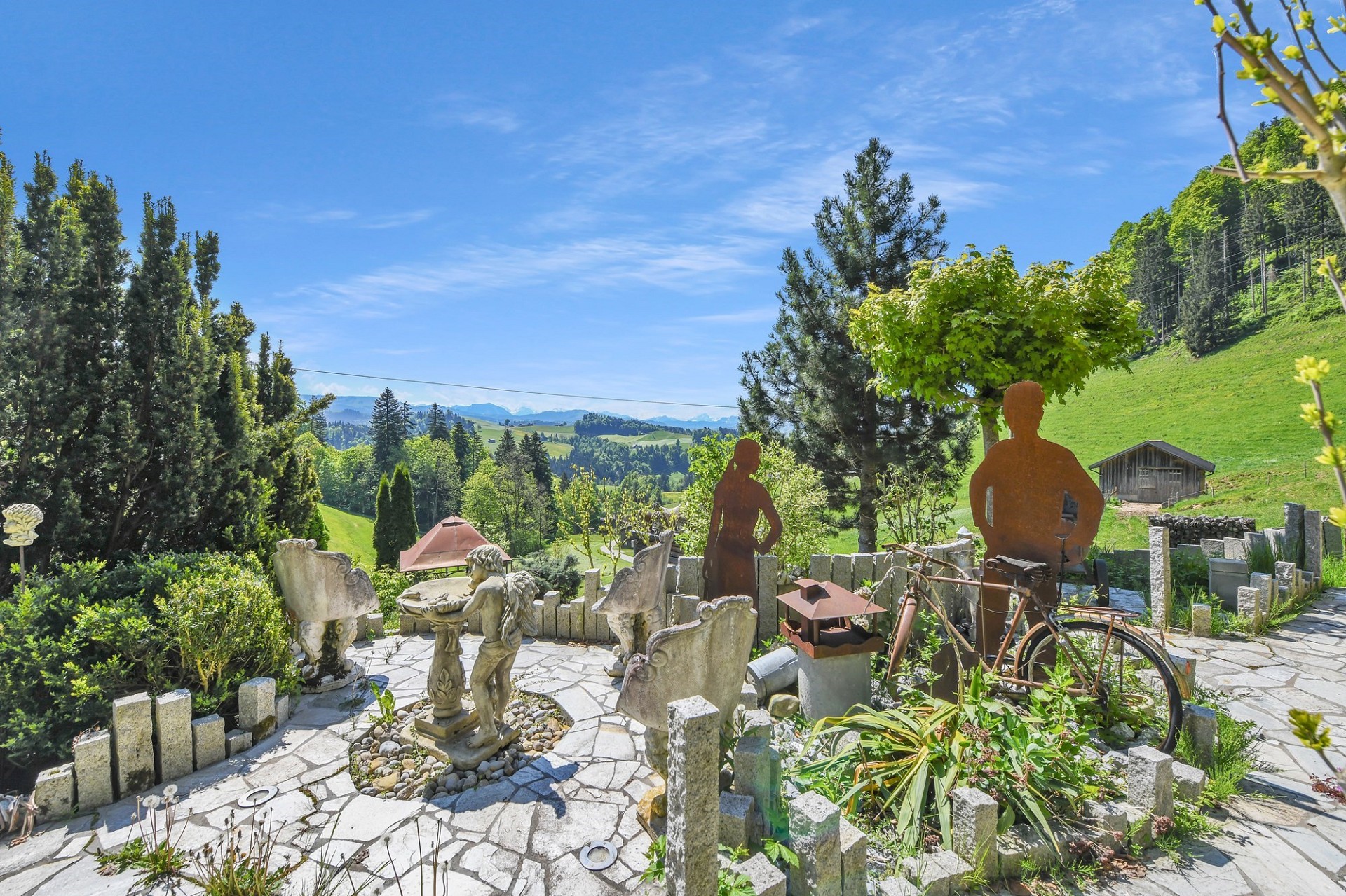 Panoramischer Garten mit Bergblick