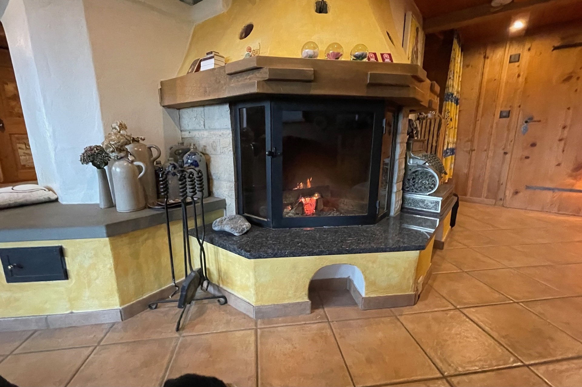 Gemütlicher Wohnbereich mit Kamin