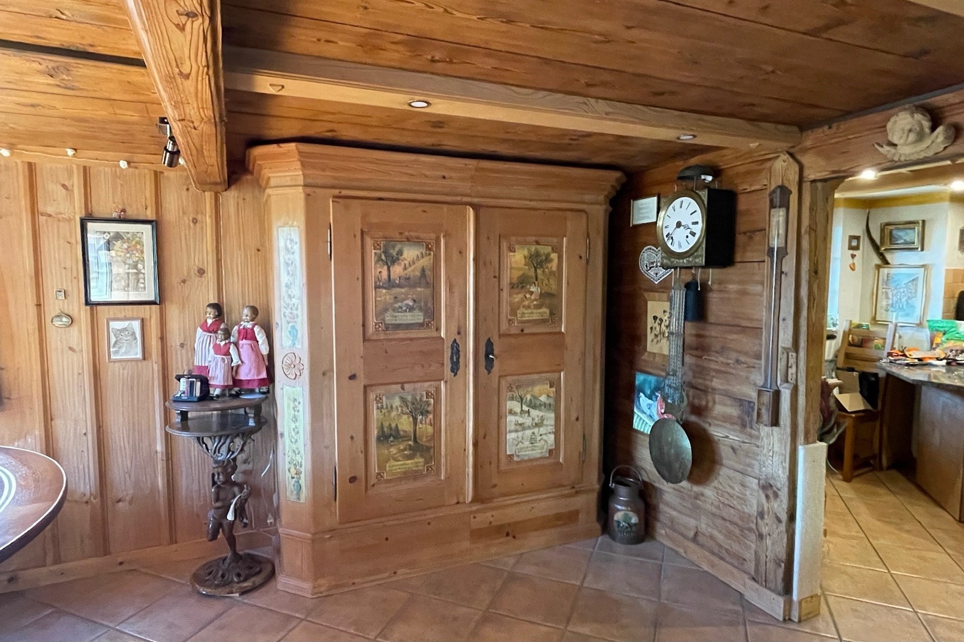 Rustikaler Wohnbereich mit viel Holz