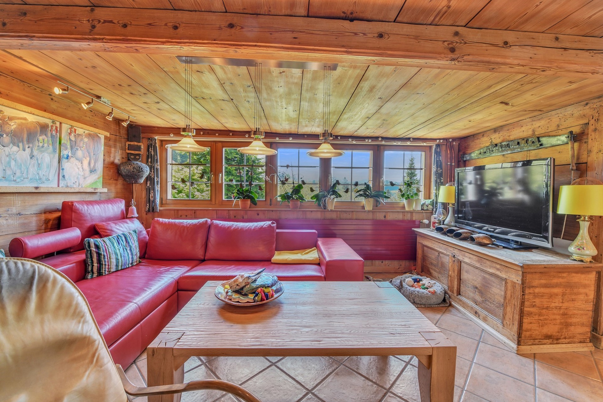 Gemütliches Holzwohnzimmer mit Panoramafenster