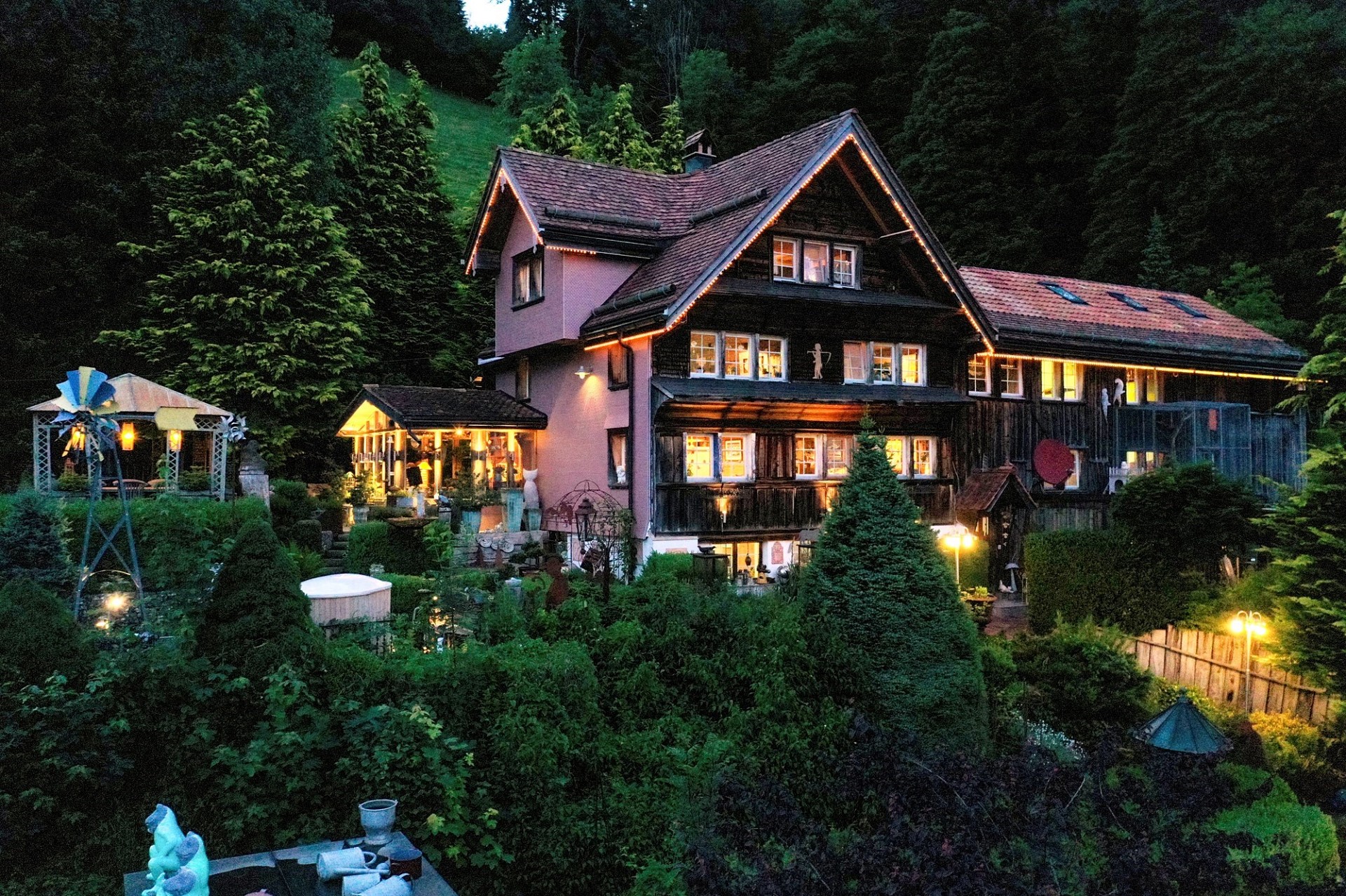 Gemütliches Haus im Grünen bei Dämmerung