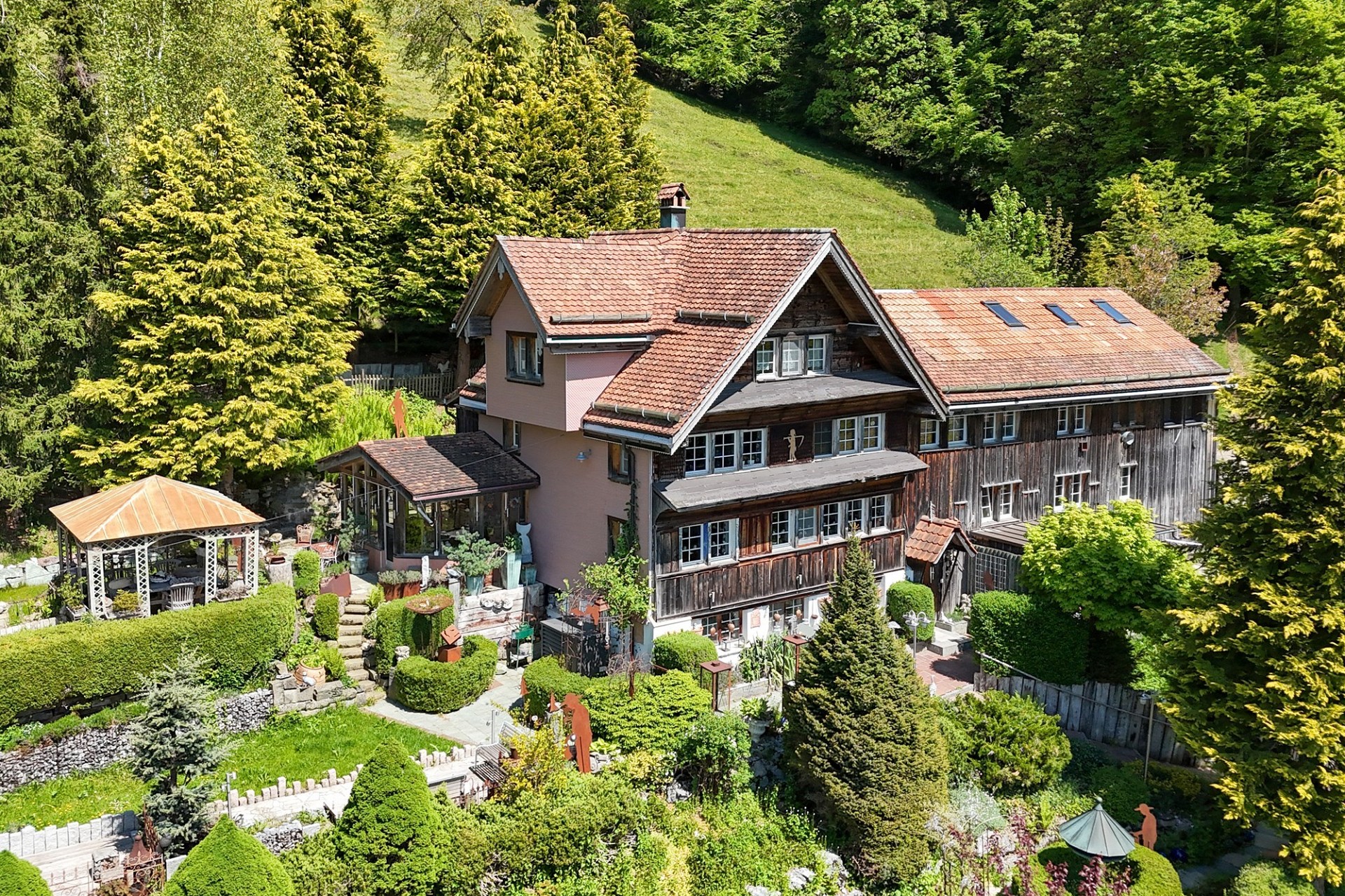 Luftaufnahme eines Landhauses mit Garten