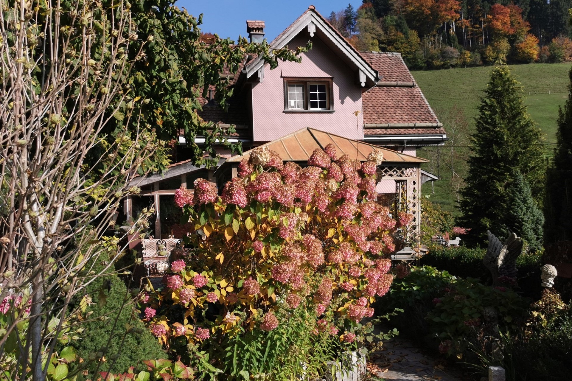 Landhaus mit Garten und Bergblick