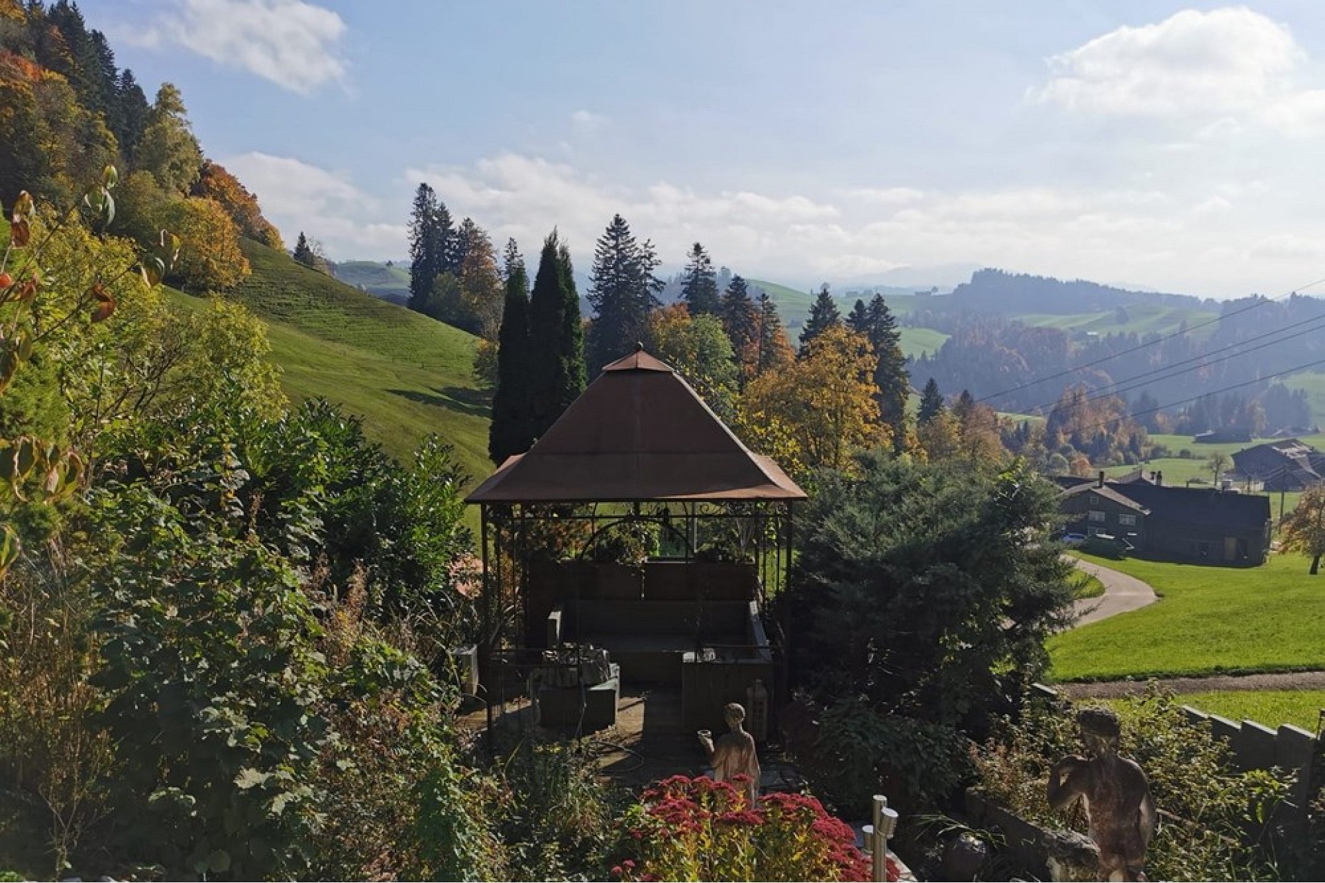 Ländliche Berglandschaft mit Gartenpavillon