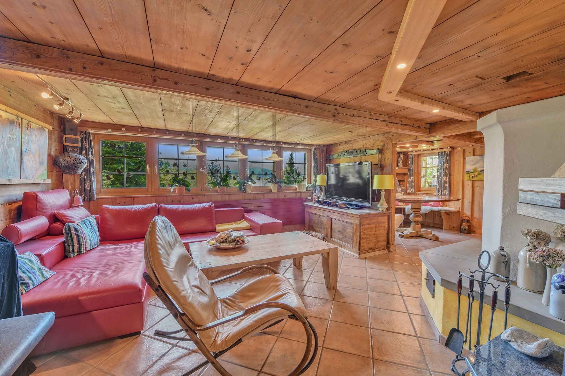 Gemütliches Wohnzimmer im Chalet-Stil