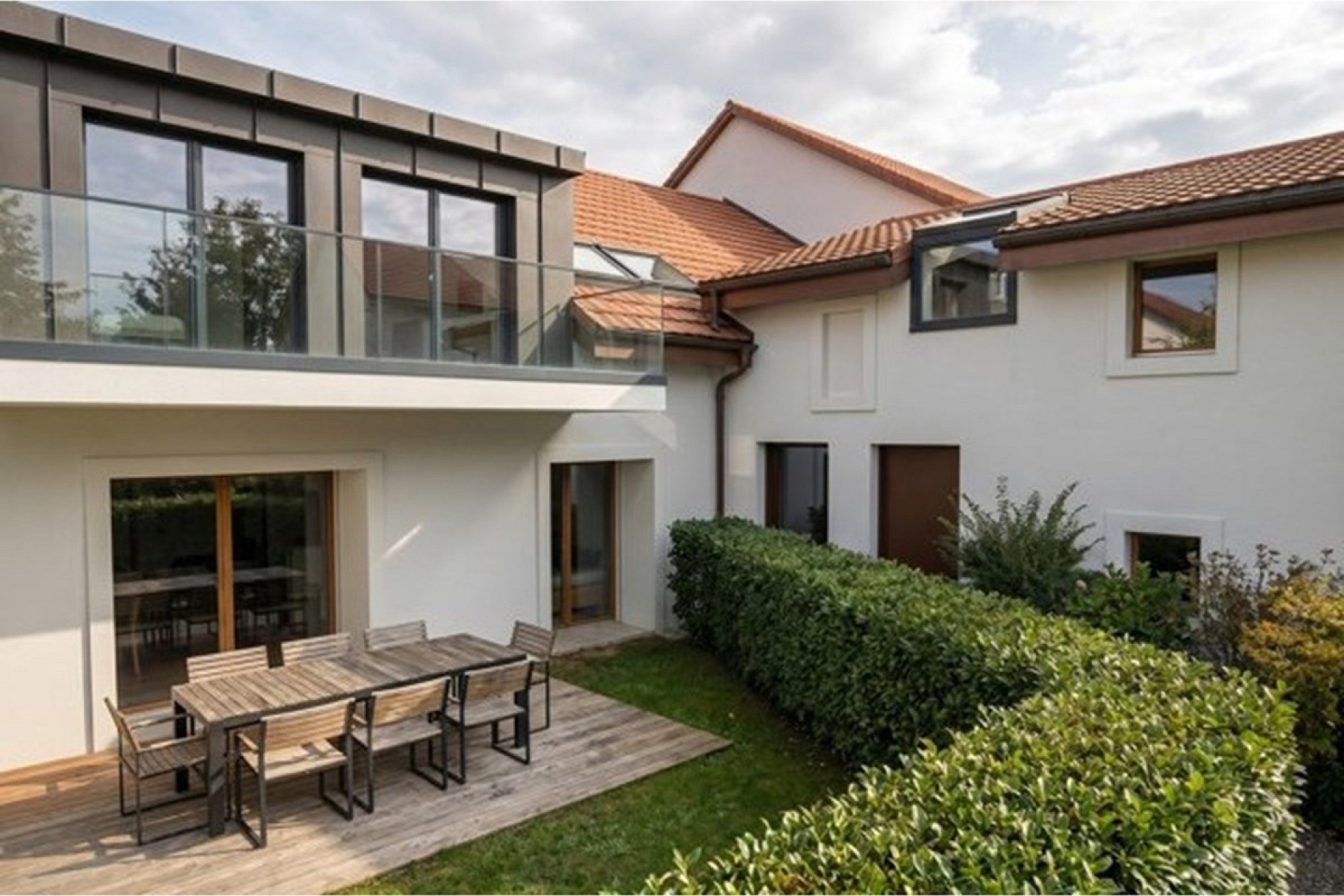 Moderner Innenhof mit Terrasse und Balkon