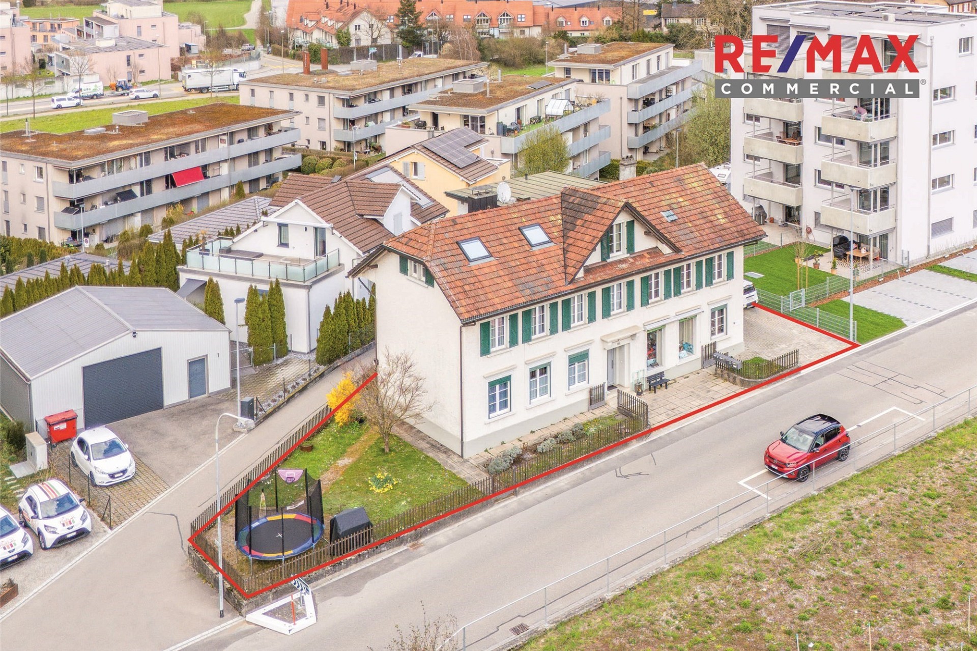 Luftaufnahme eines Wohnquartiers mit Einfamilienhaus und Mehrfamilienhäusern