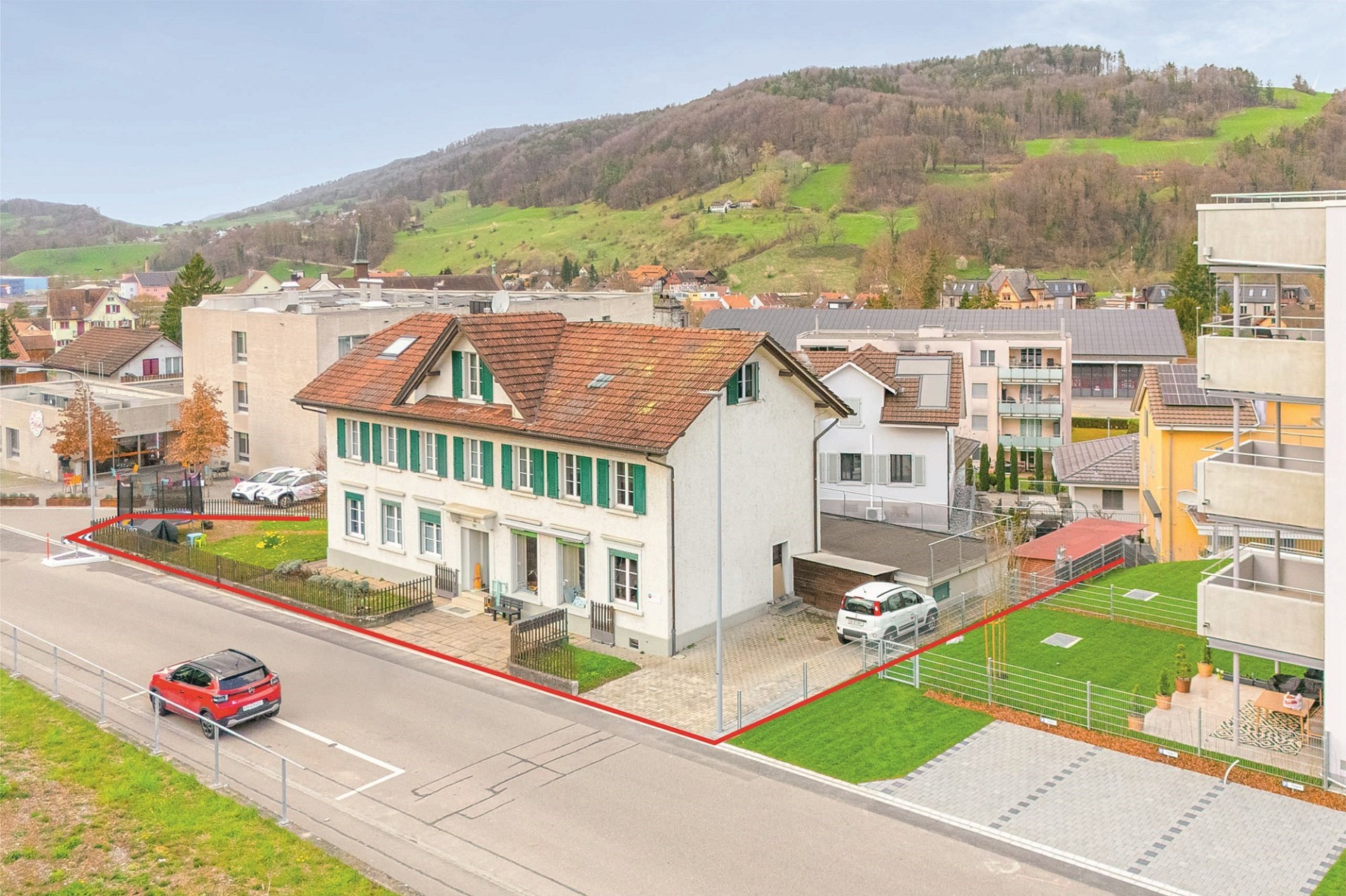 Mehrfamilienhaus mit Hanglage und Bergblick