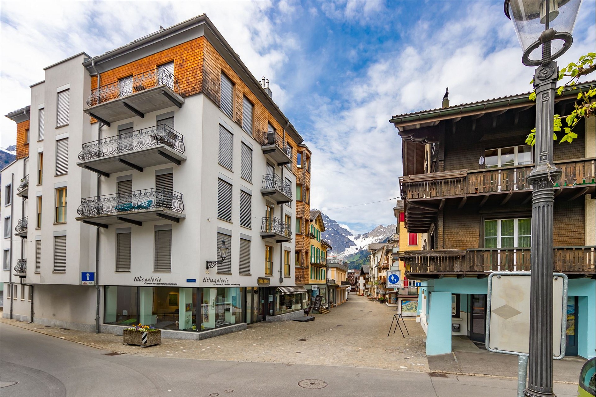 Straßenansicht eines alpinen Ortszentrums