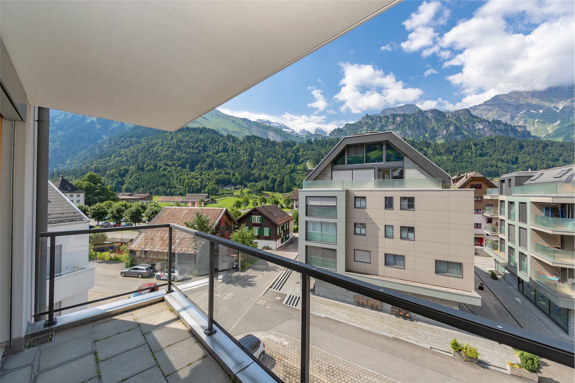 Balkon mit Bergpanorama