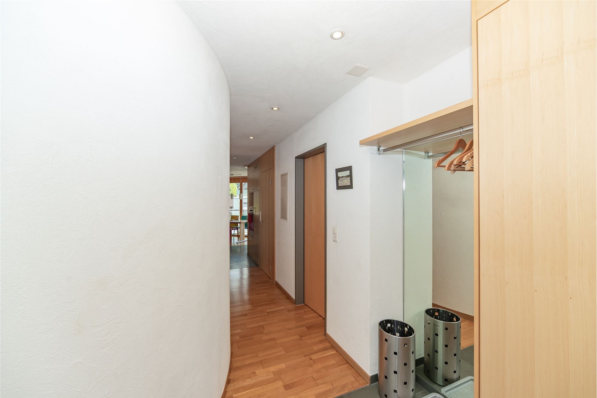 Heller Flur mit Einbauschrank
