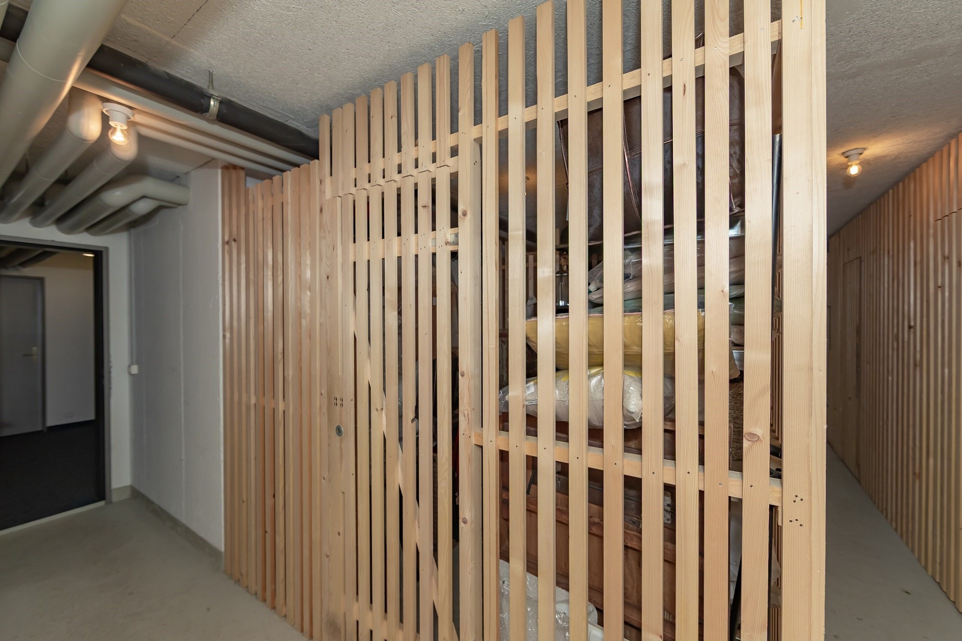 Keller- bzw. Technikflur mit Holzlattung
