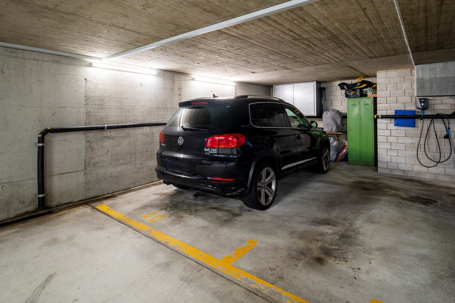 Tiefgarage mit parkendem SUV