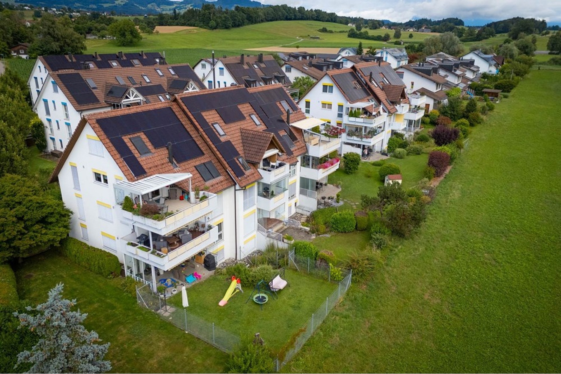 Luftaufnahme einer Wohnanlage im Grünen