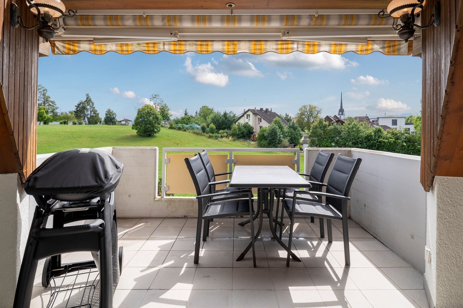 Überdachte Terrasse mit Ausblick ins Grüne