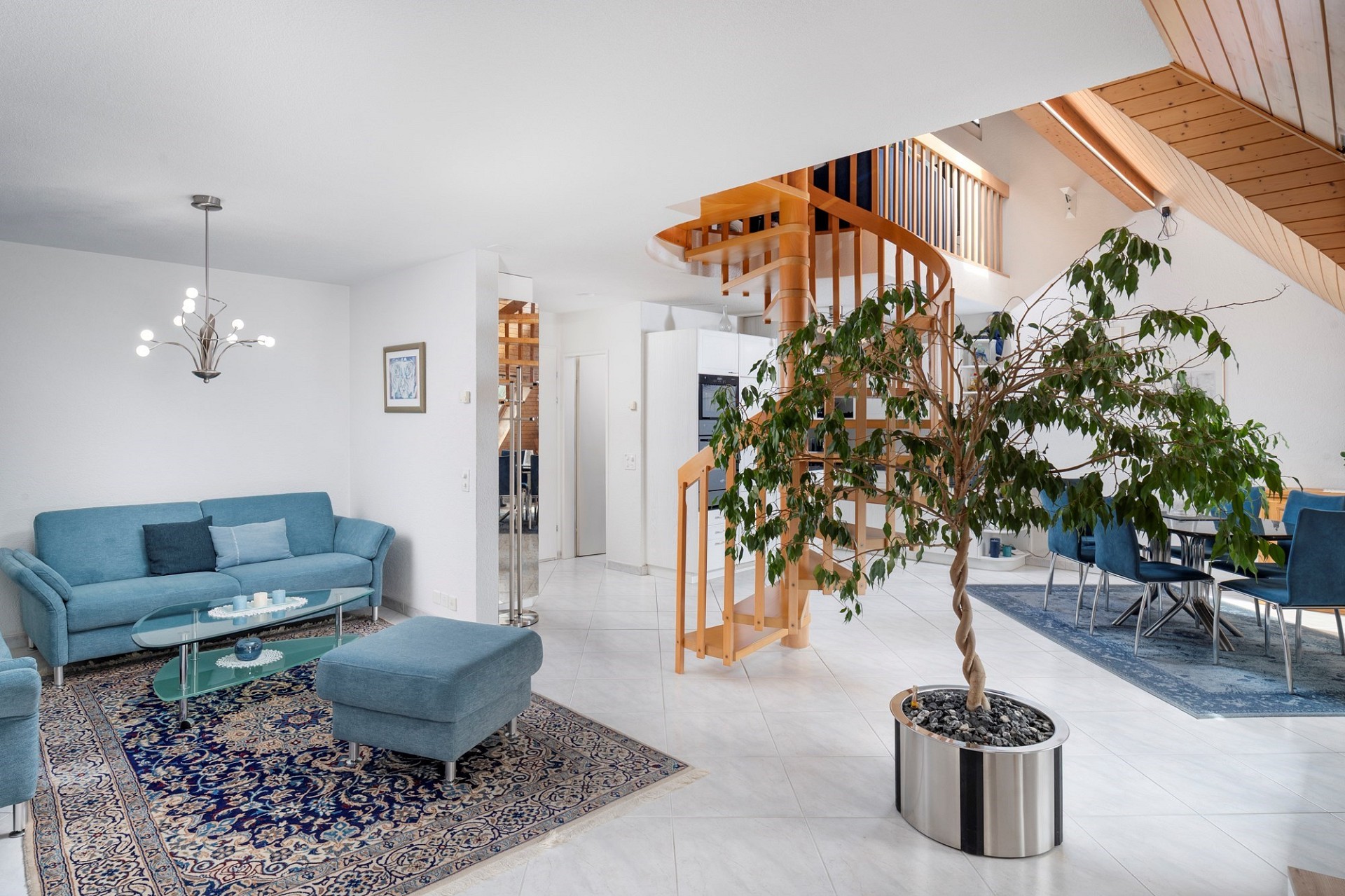 Offener Wohn- und Essbereich mit Galerie und Wendeltreppe