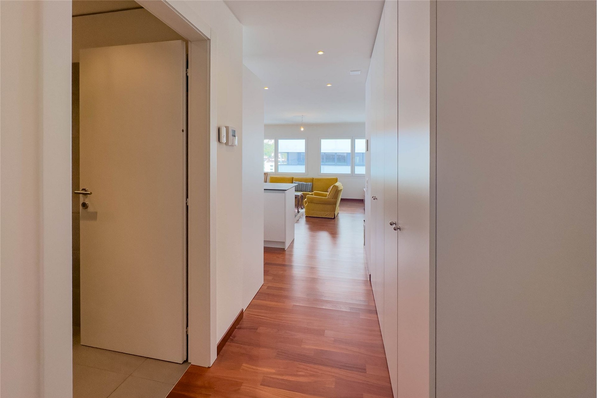 Heller Flur mit Blick in den Wohnbereich