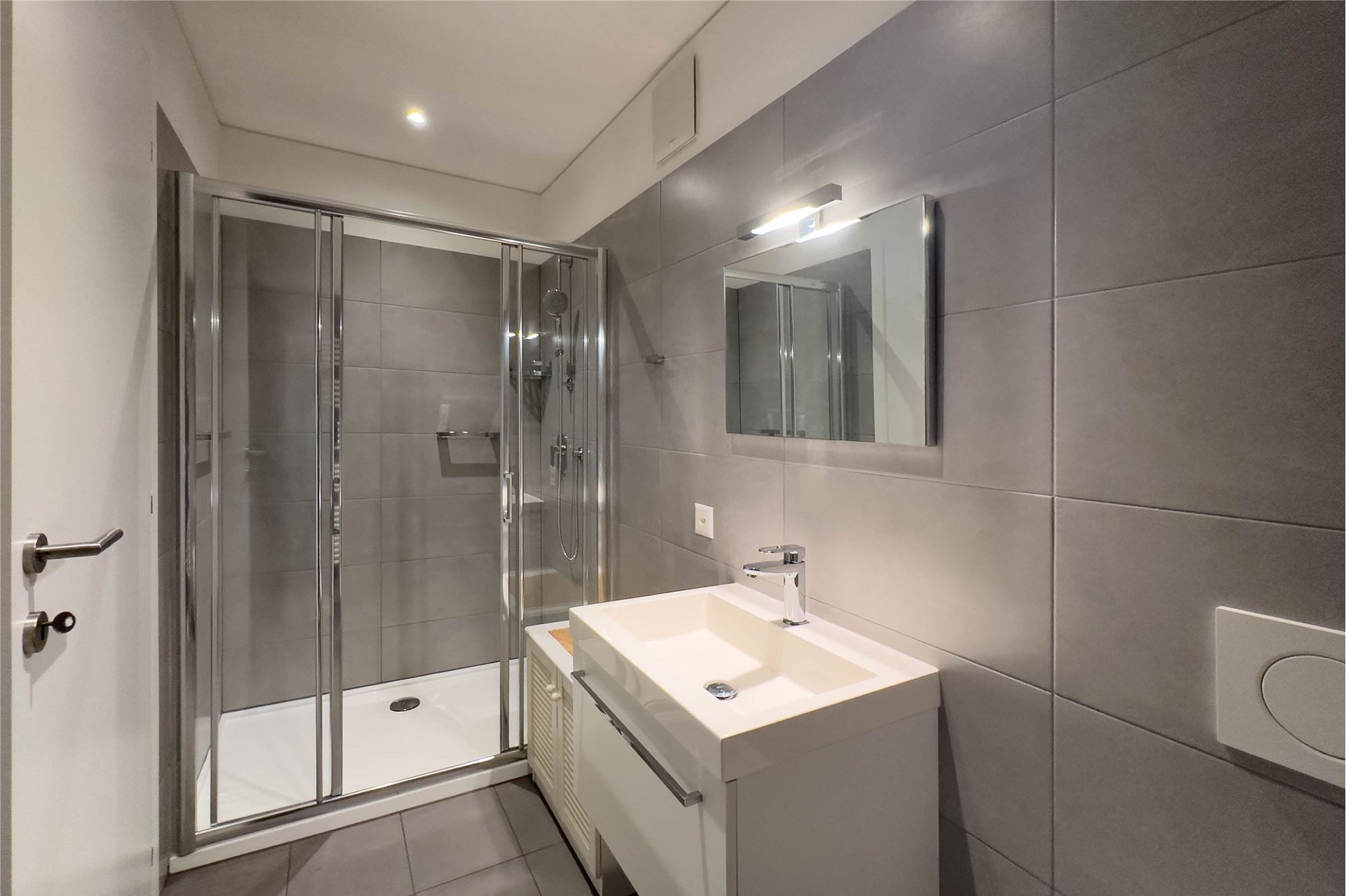 Modernes Badezimmer mit begehbarer Dusche