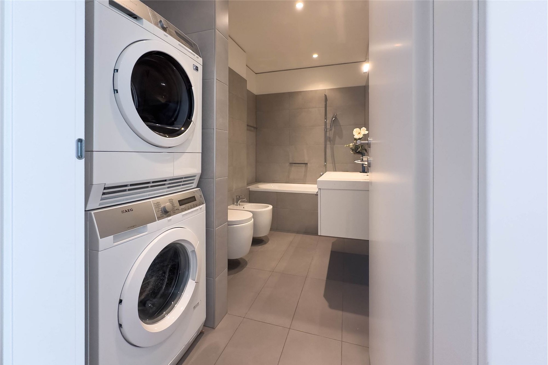Modernes Badezimmer mit Hauswirtschaftsbereich