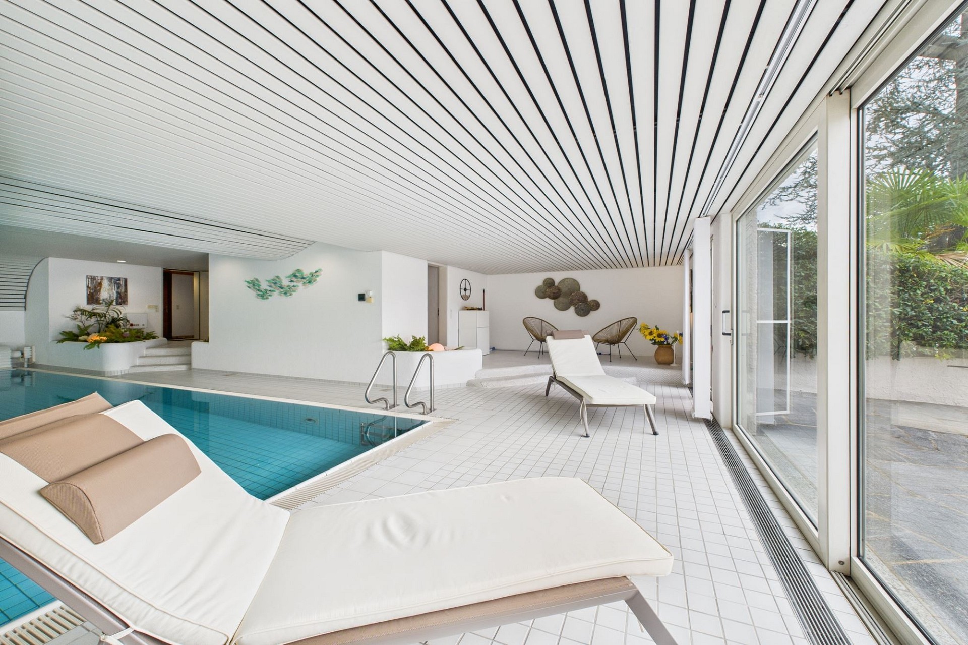 Innenpool mit Lounge-Bereich