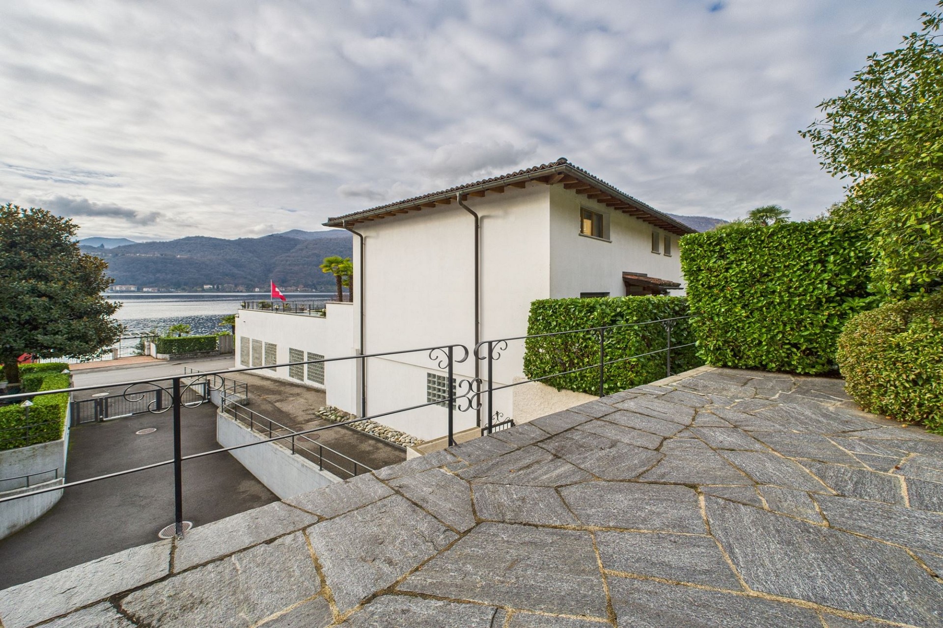 Seeblick auf ein mediterranes Einfamilienhaus